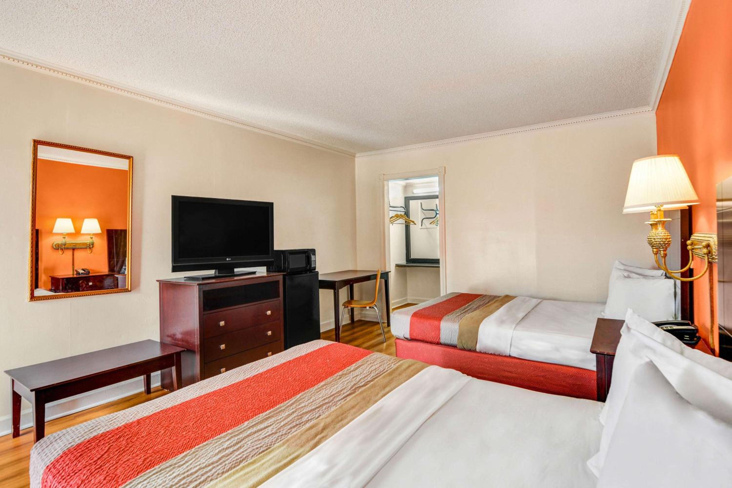 Queen Room with Two Queen Beds - Non-Smoking - Photo 2