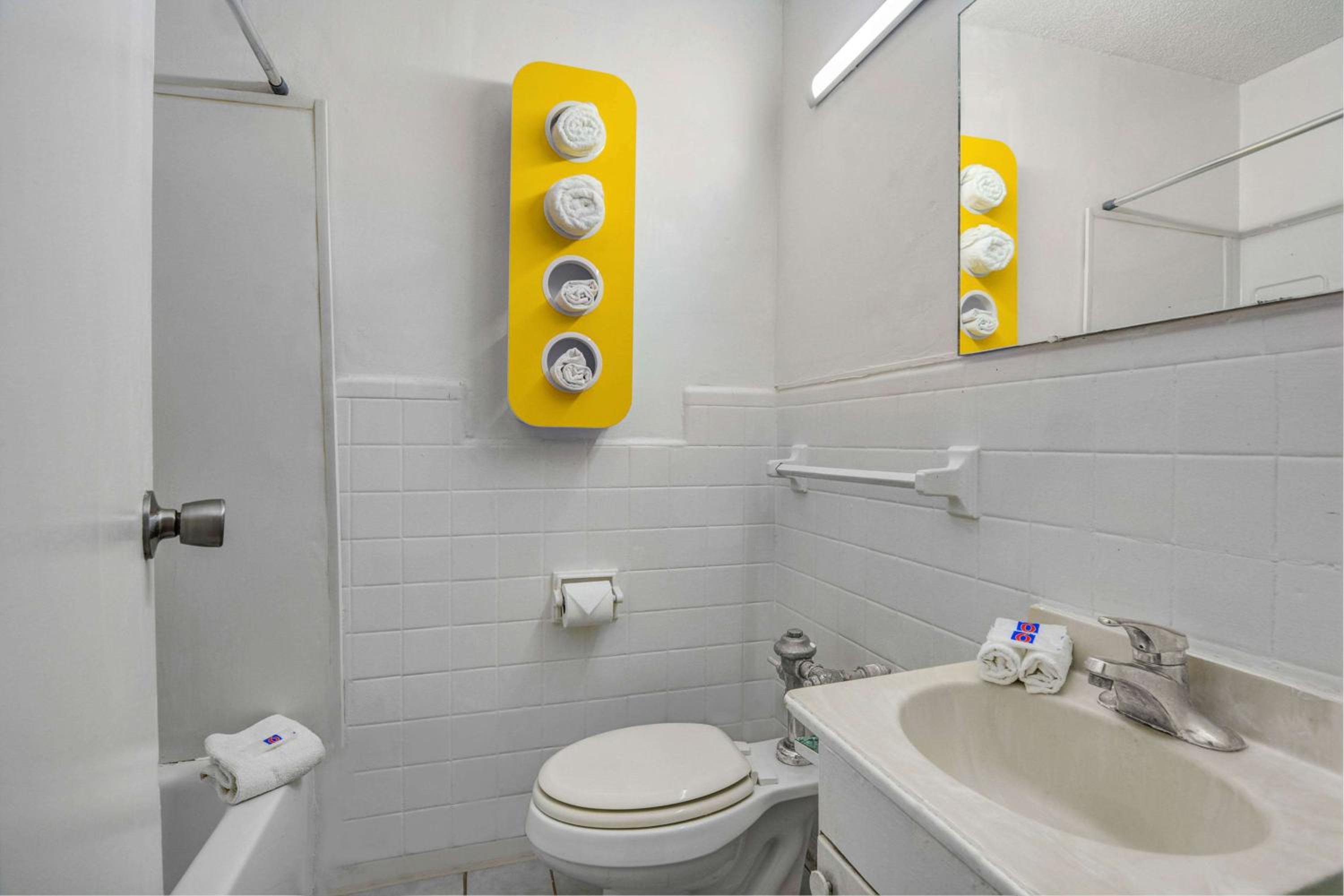 King Room - Non-Smoking - Photo 2