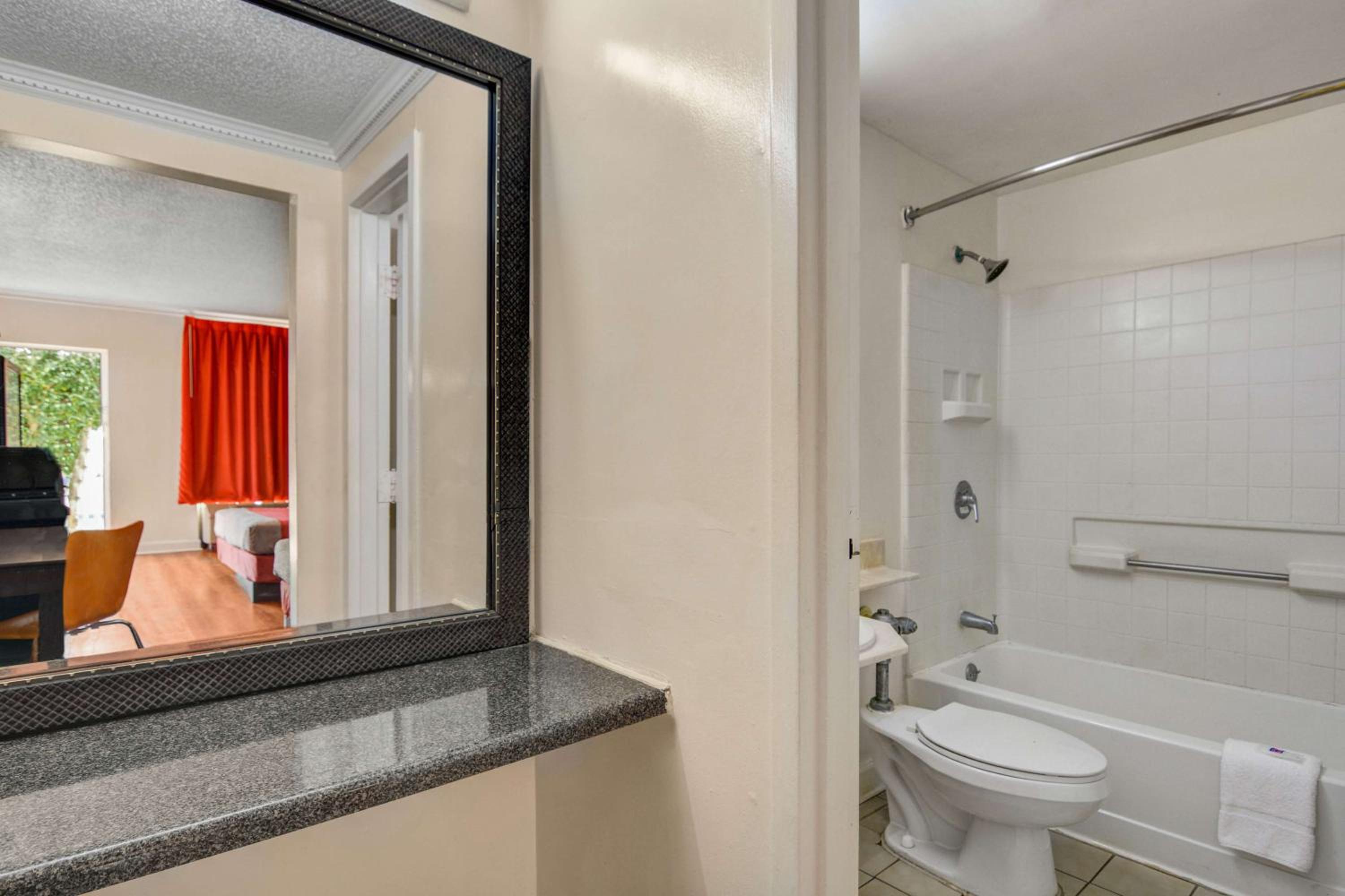 Queen Room - Disability Access - Non-Smoking - Photo 4