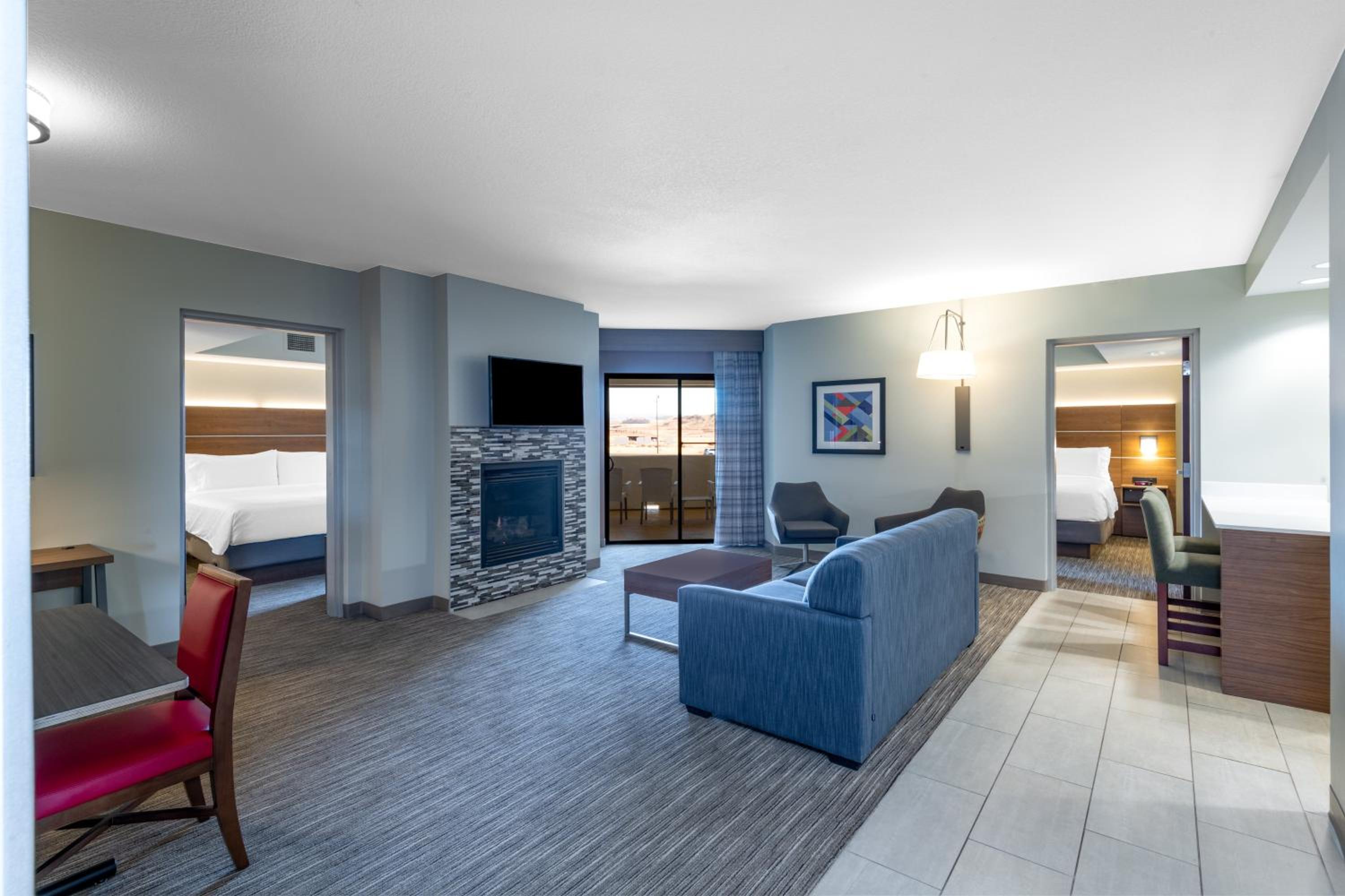Two-Bedroom Suite - Photo 2