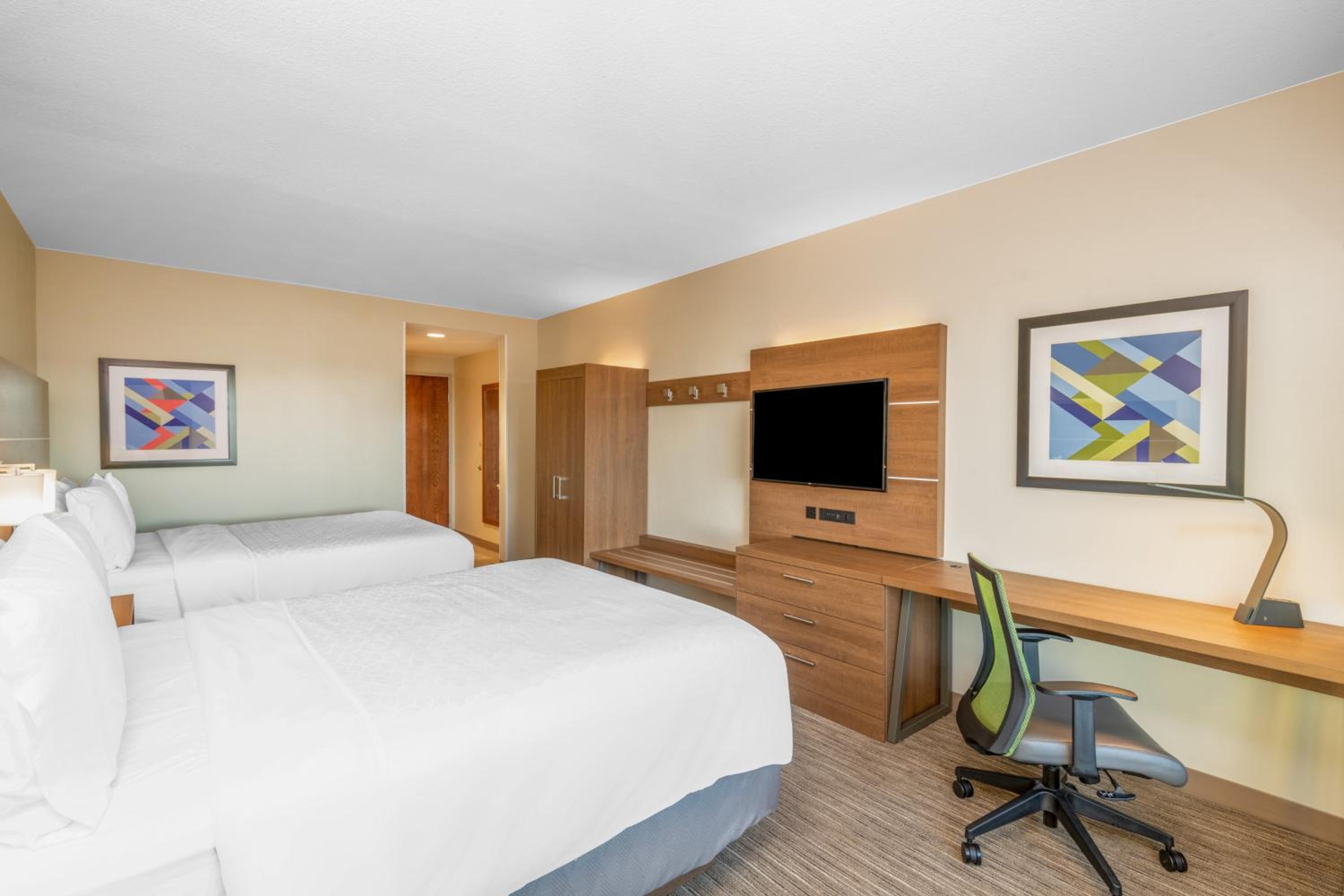 Standard Room with Two Queen Beds - Photo 3