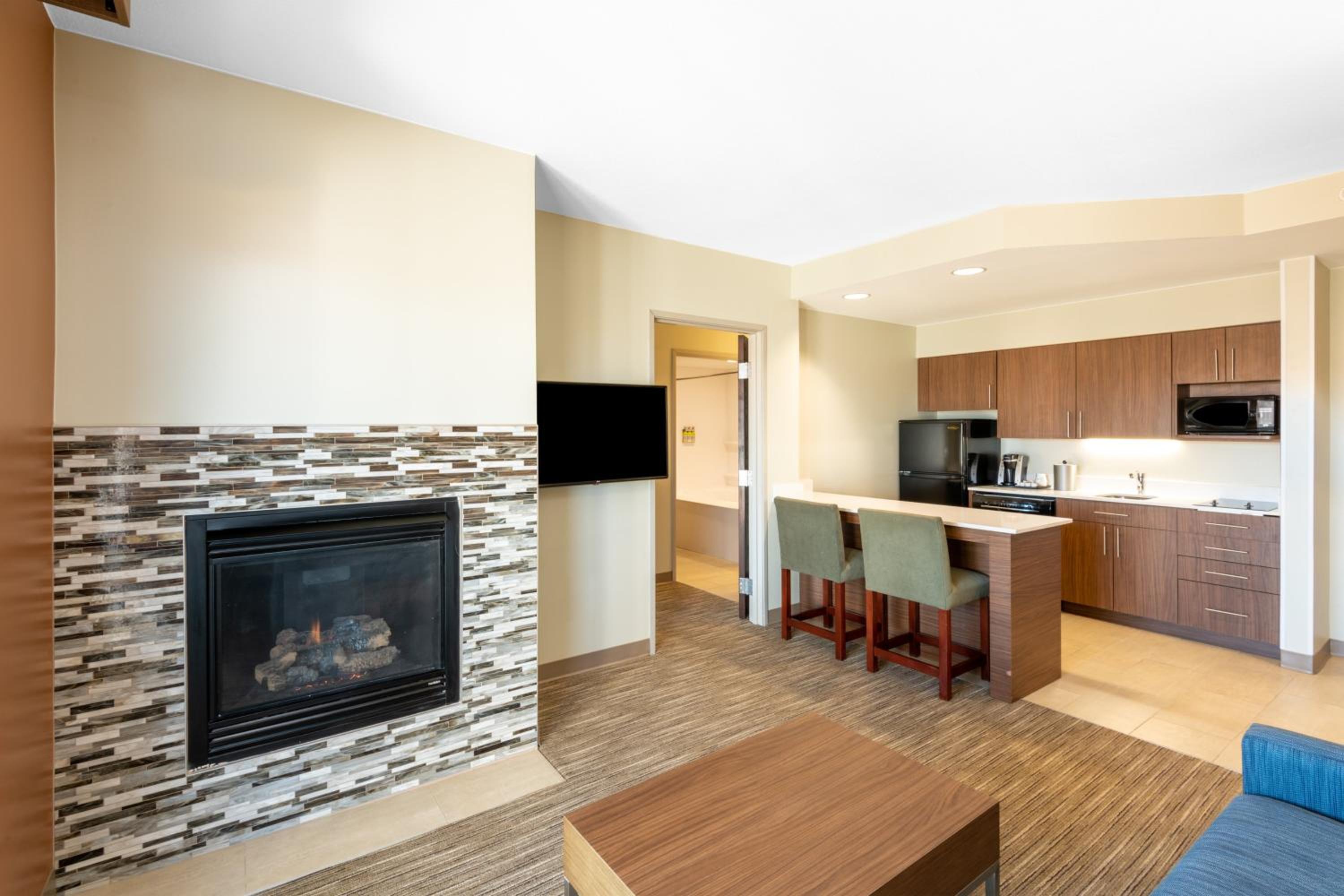 One-Bedroom Suite with Jetted Tub - Photo 3