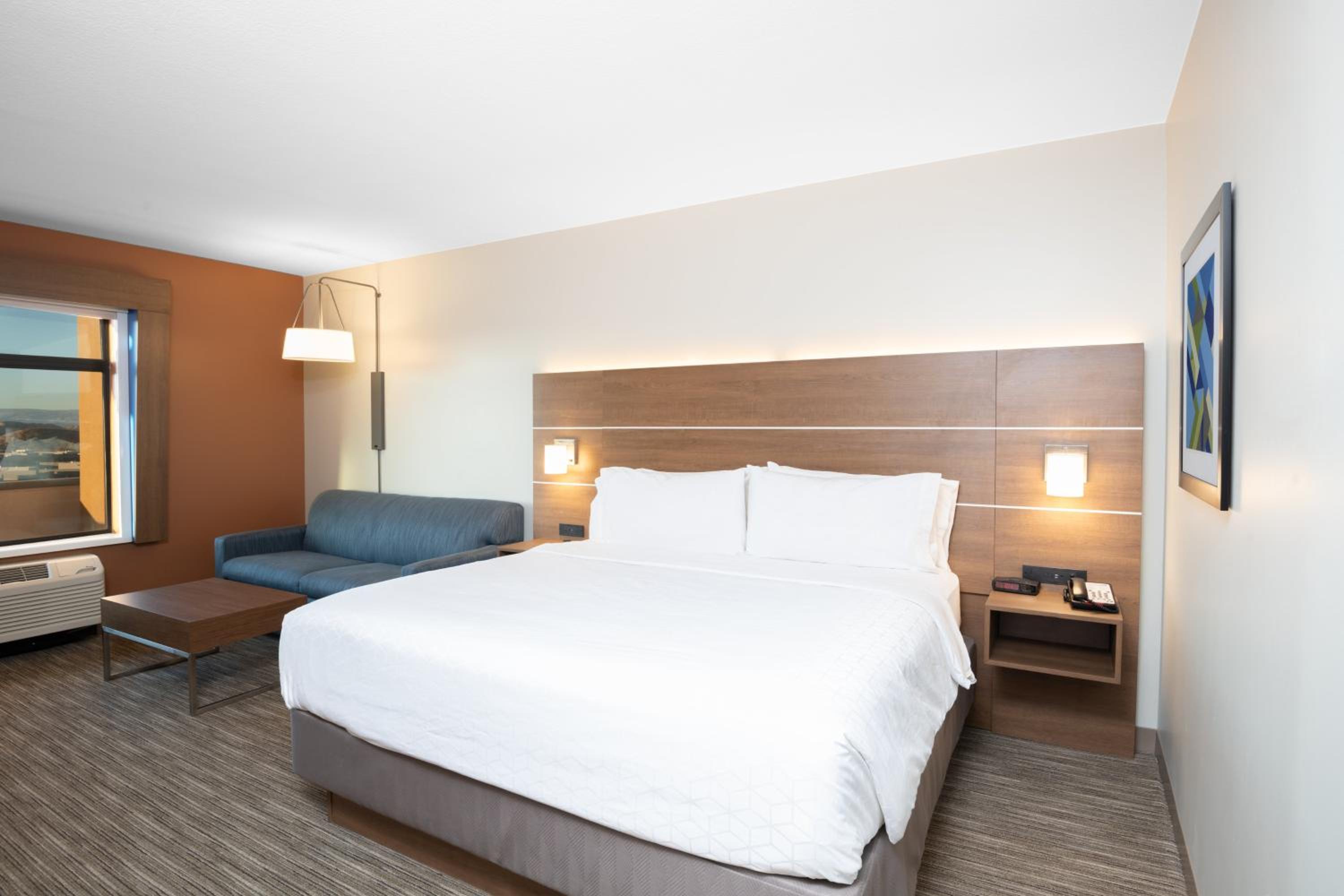 Standard King Room with Extra Floor Space - Photo 2