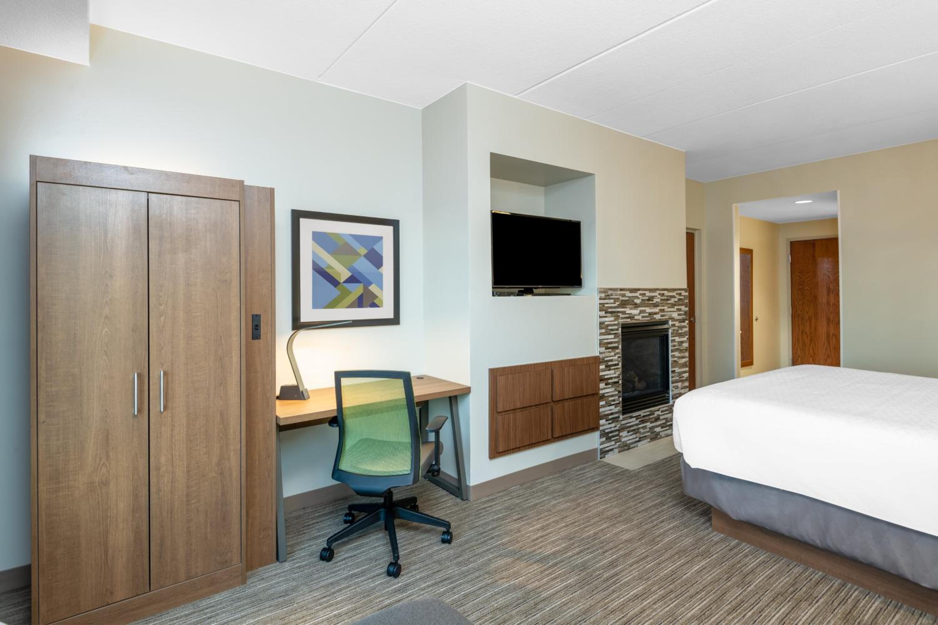 King Suite with Balcony - Photo 2