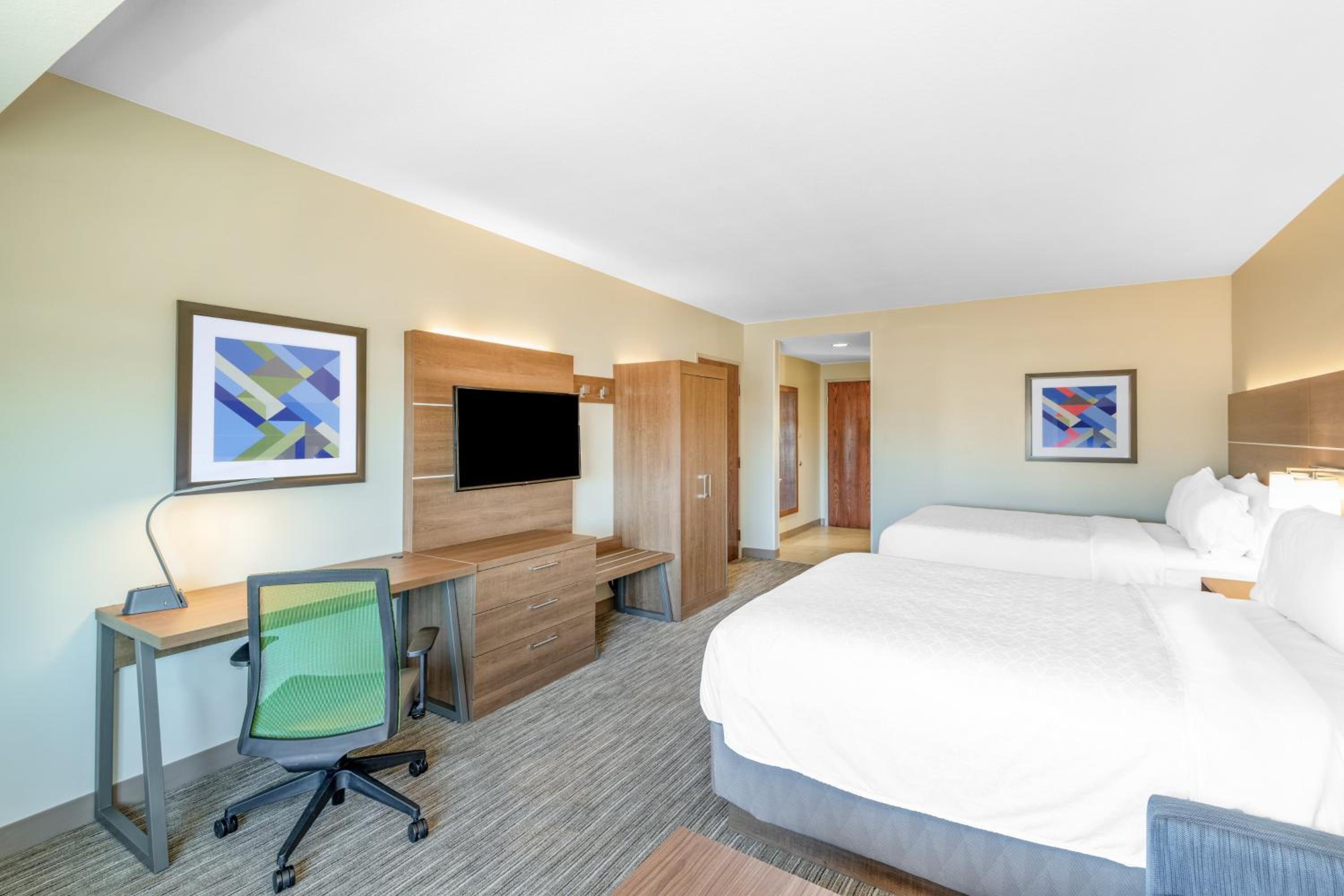 Deluxe Queen Room with Two Queen Beds - Photo 2