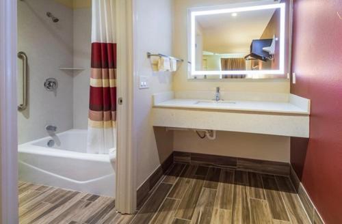 Deluxe King Room - Disability Access/Smoke Free - Photo 4