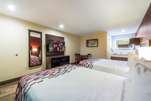 Deluxe Queen Room with Two Queen Beds - Smoke Free - Photo 2