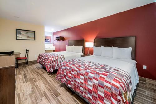 Deluxe Queen Room with Two Queen Beds - Smoke Free - Photo 8