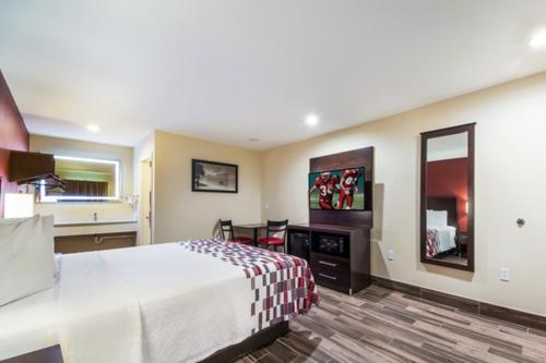 Deluxe King Room - Disability Access/Smoke Free - Photo 3
