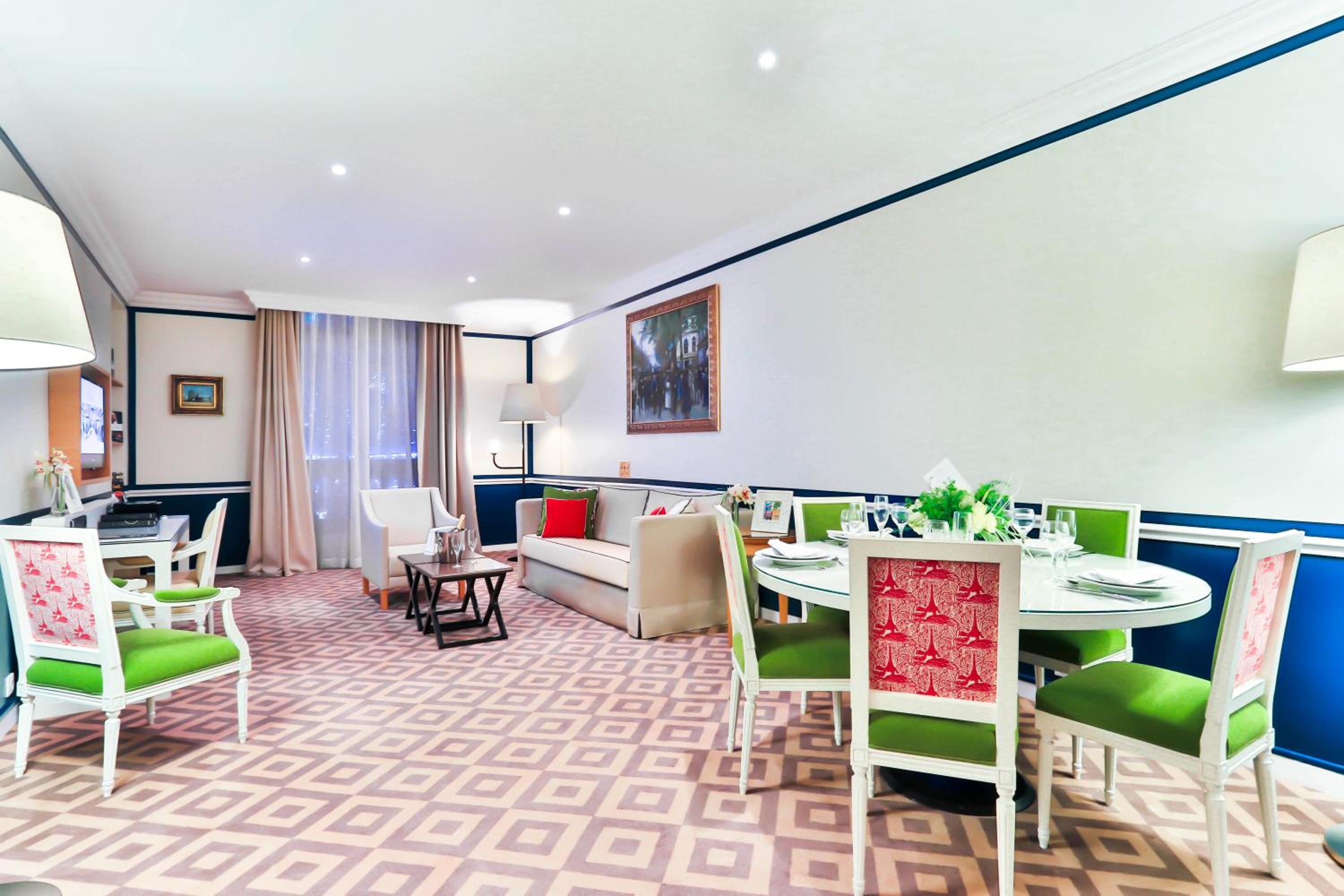 Two-Bedroom Executive Suite with Champs Elysées View thumbnail 6