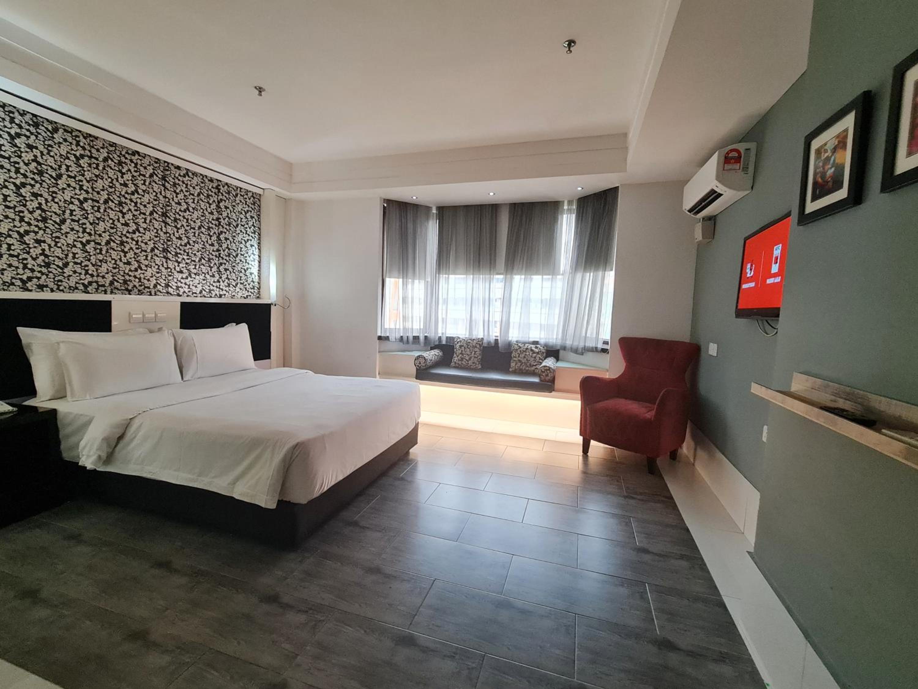 Annex Deluxe Queen Room (nonsmoking room)  photo 3