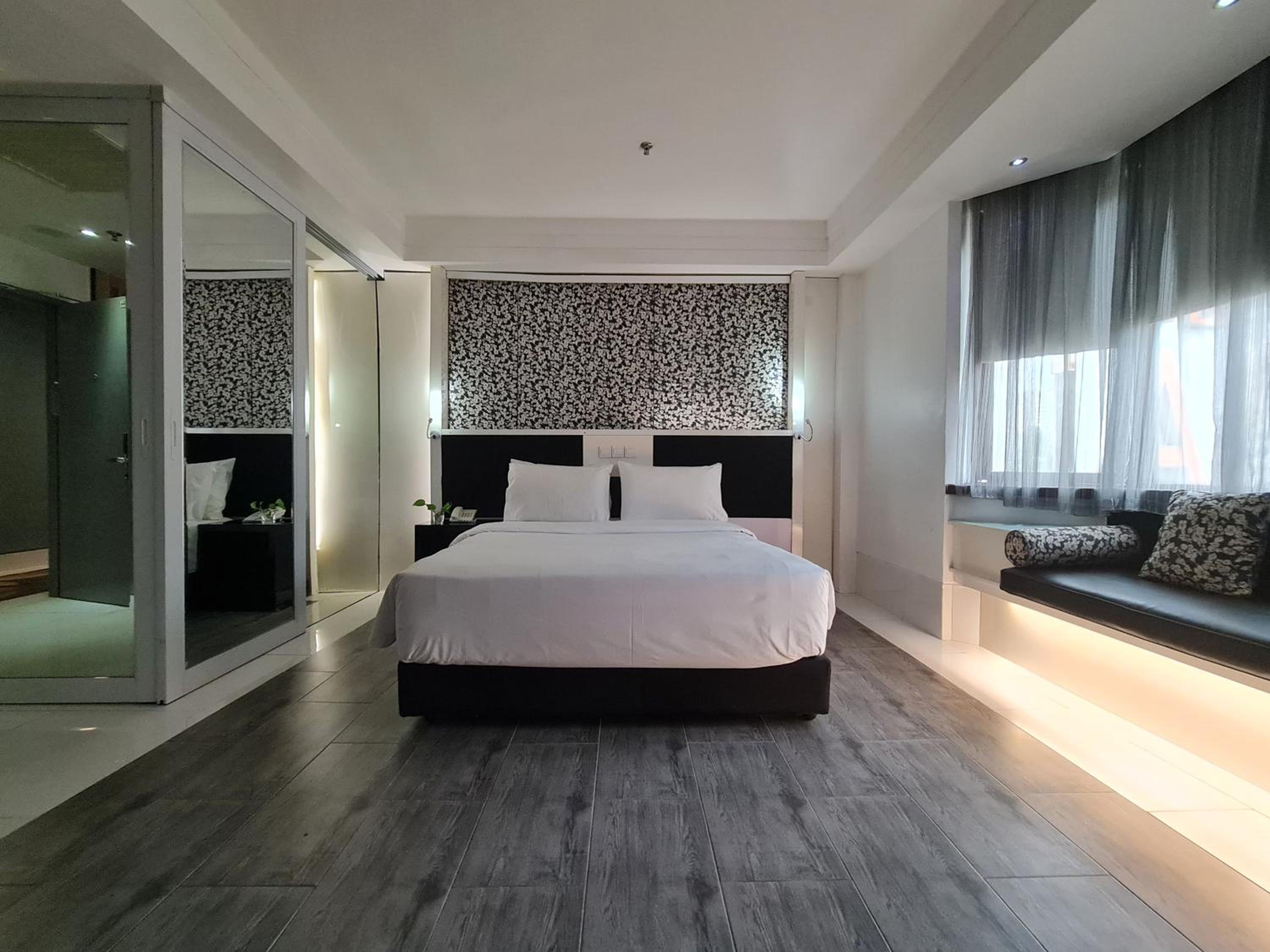 Annex Deluxe Queen Room (nonsmoking room)  photo 2