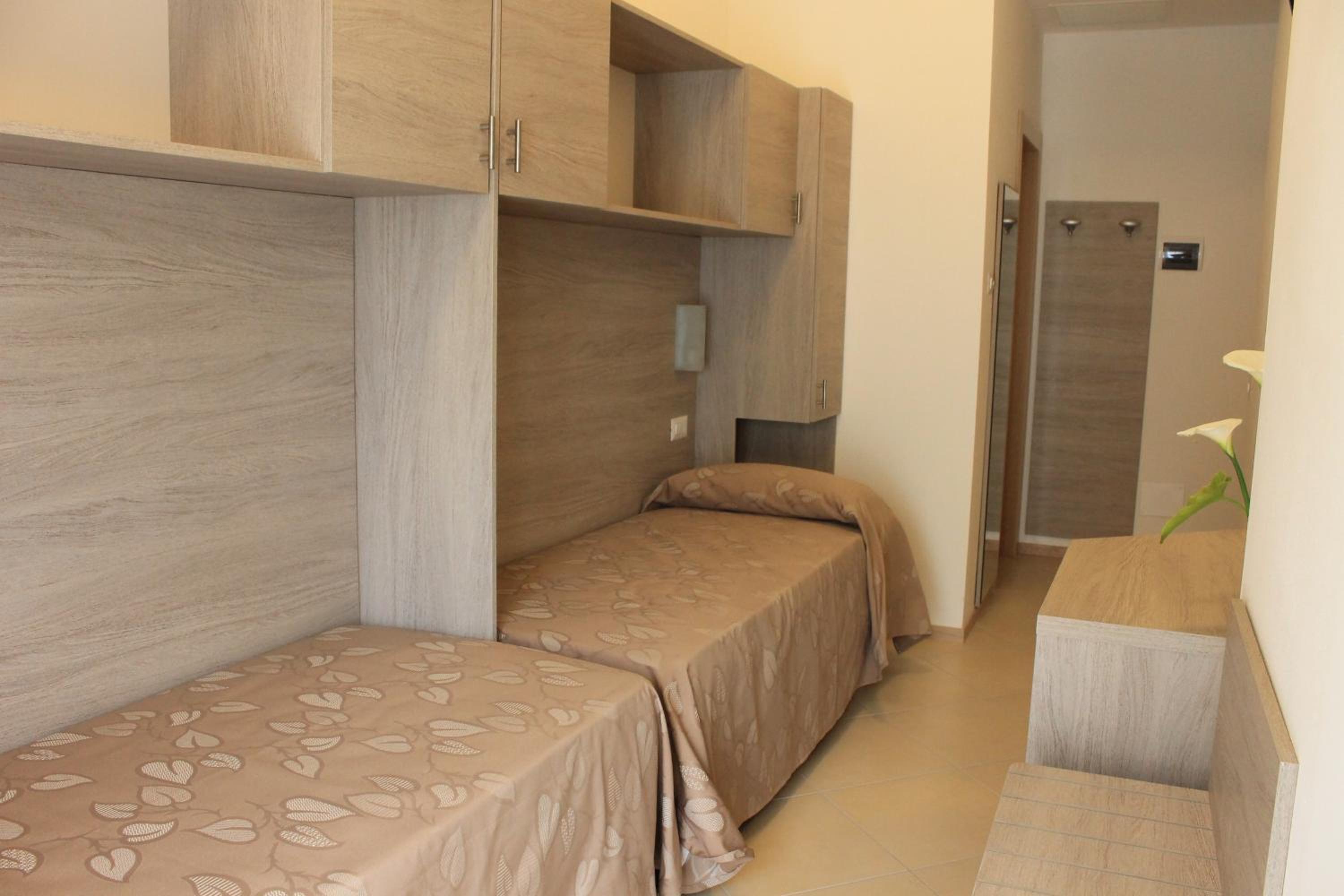 Twin Room - Photo 2