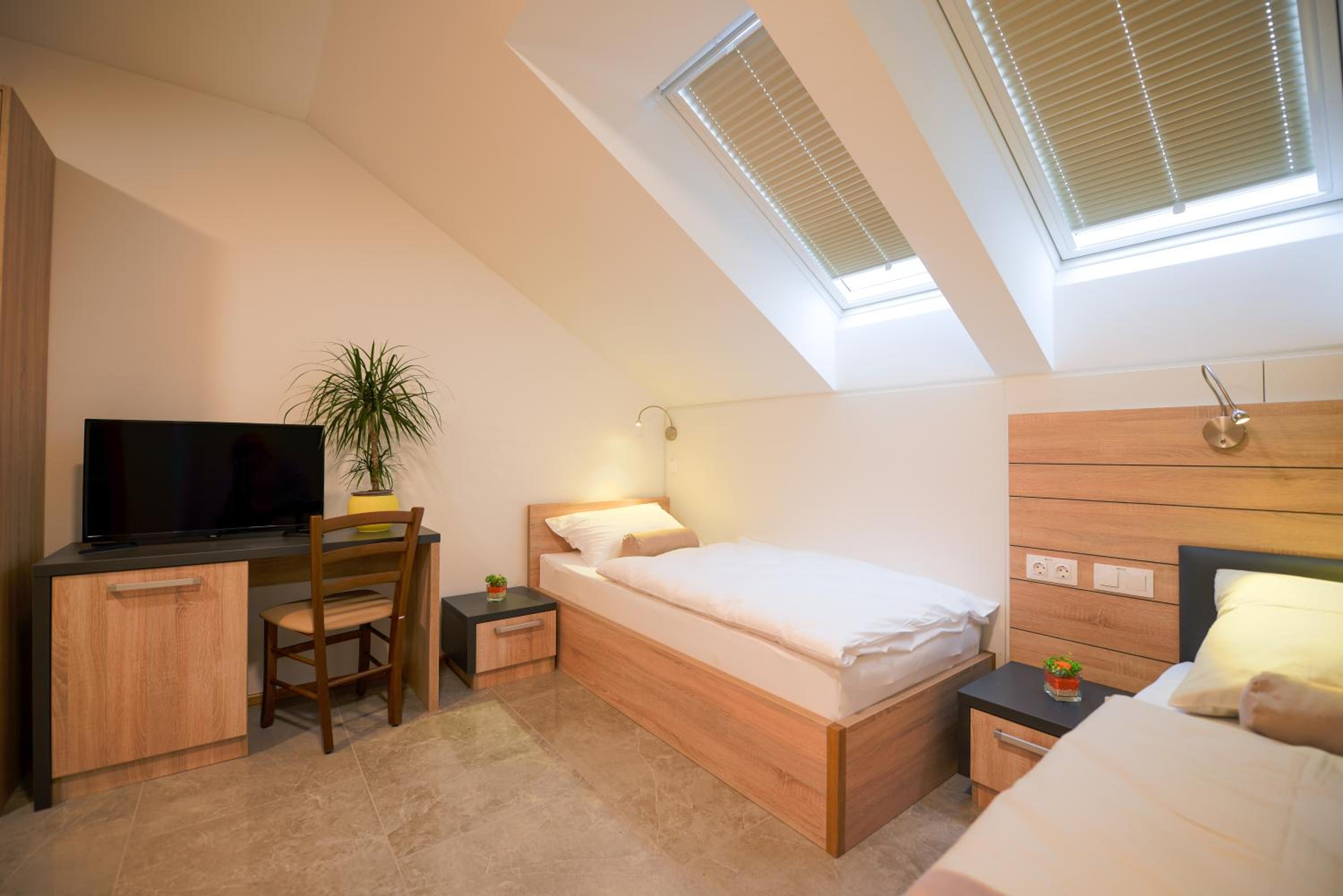 Basic Triple Room photo 1
