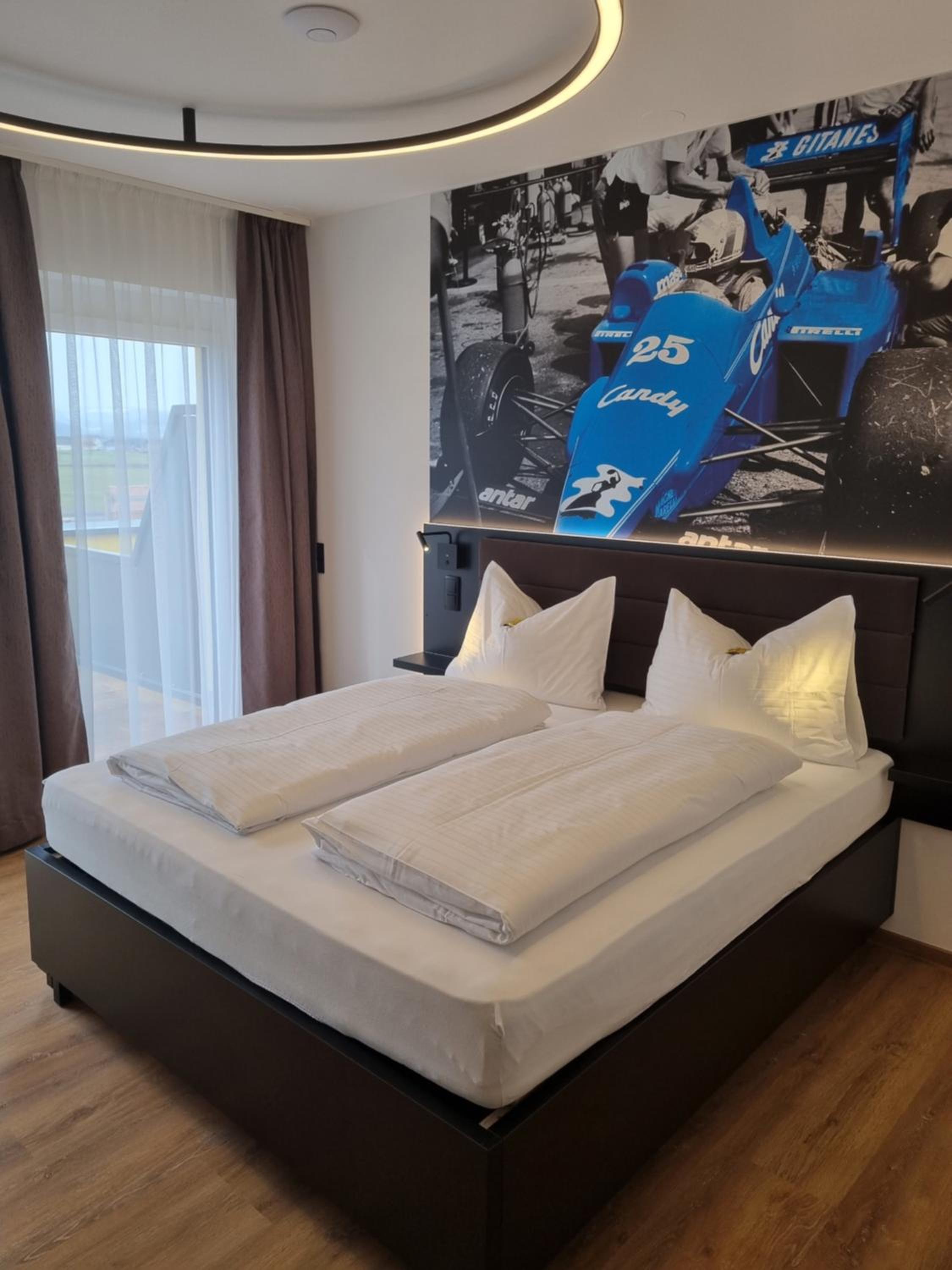 Double Room with Balcony - 8 Cylinder