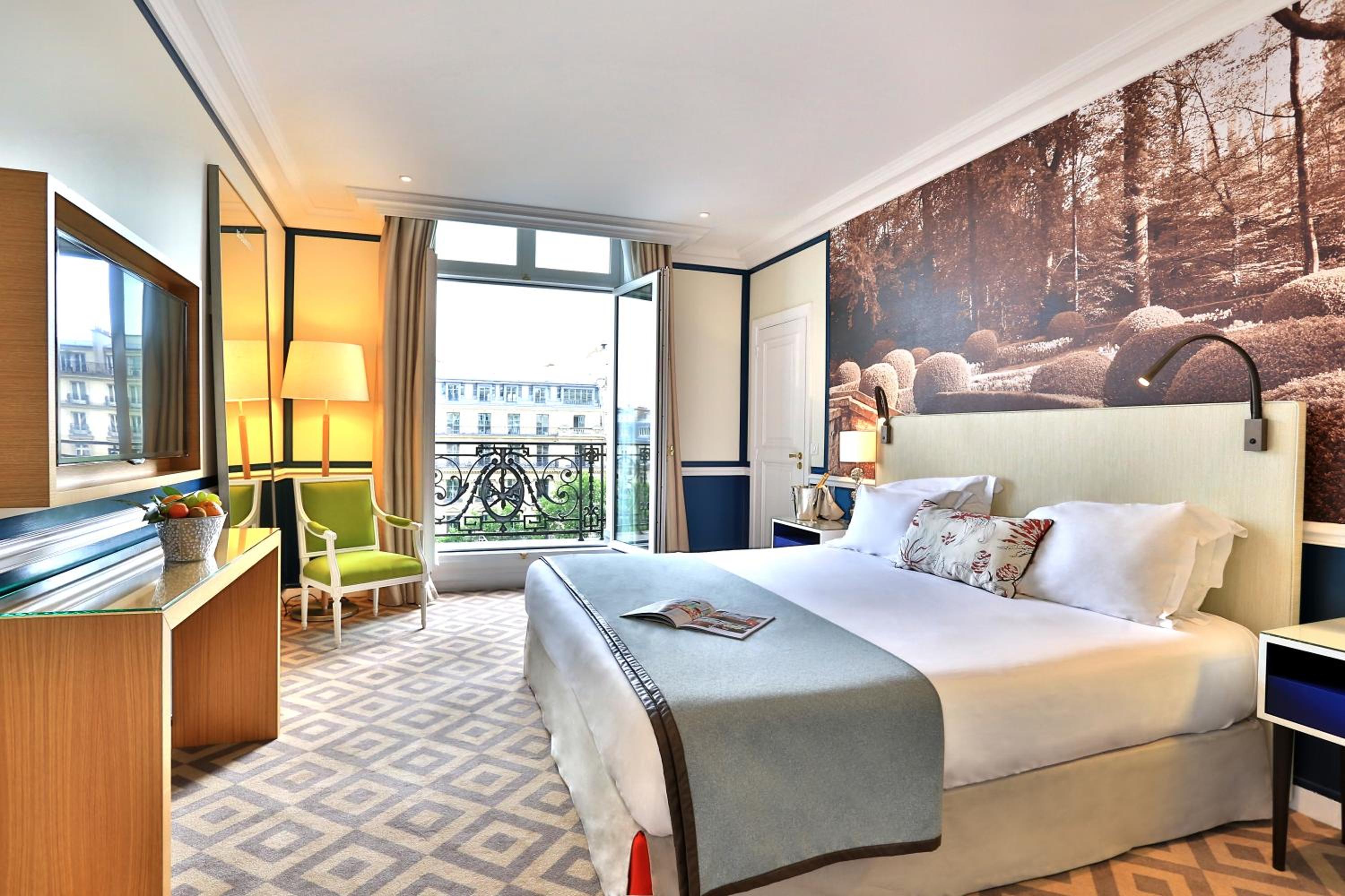 One-Bedroom Executive Suite with Champs Elysées View thumbnail 5