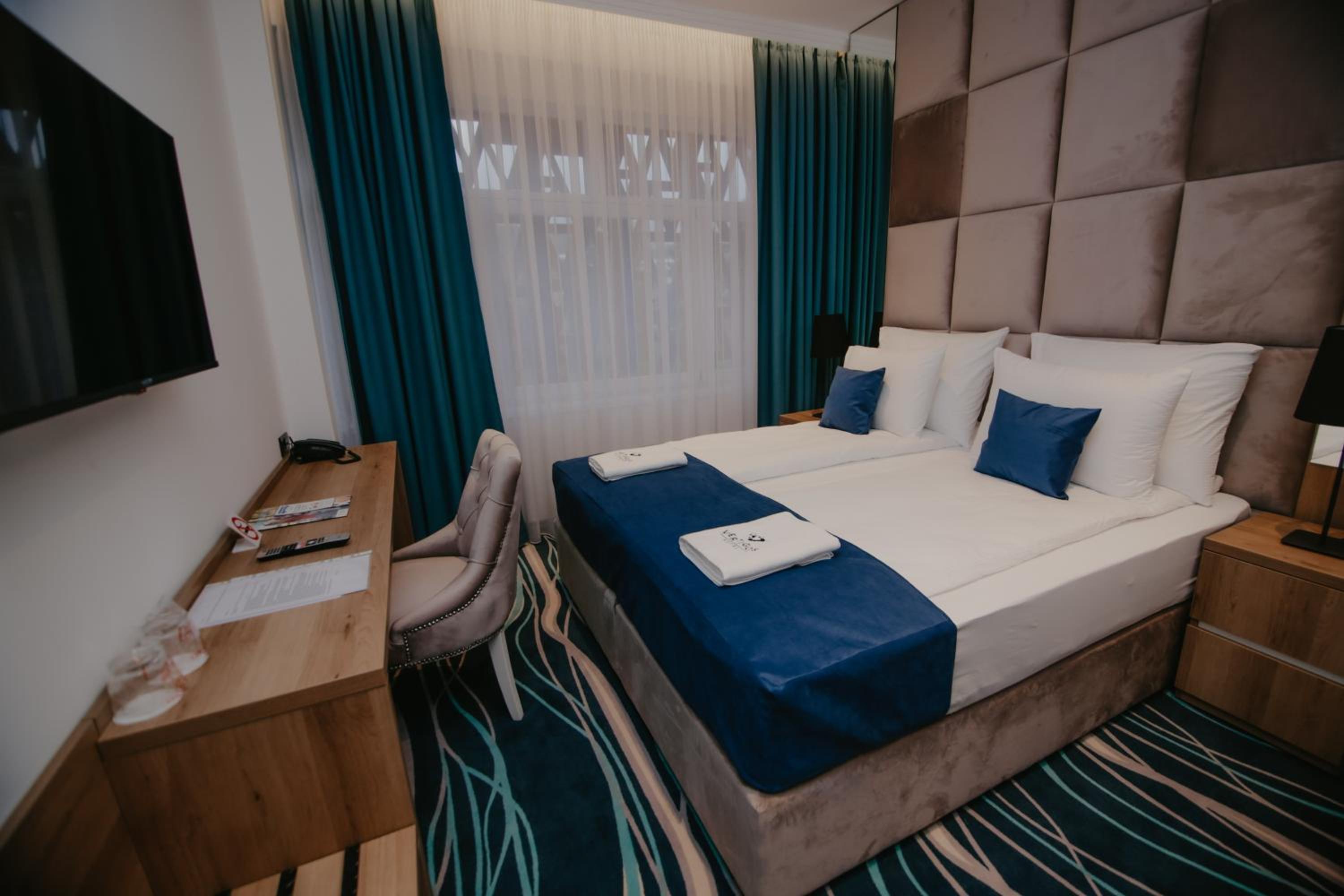 Deluxe Double or Twin Room - Photo 6