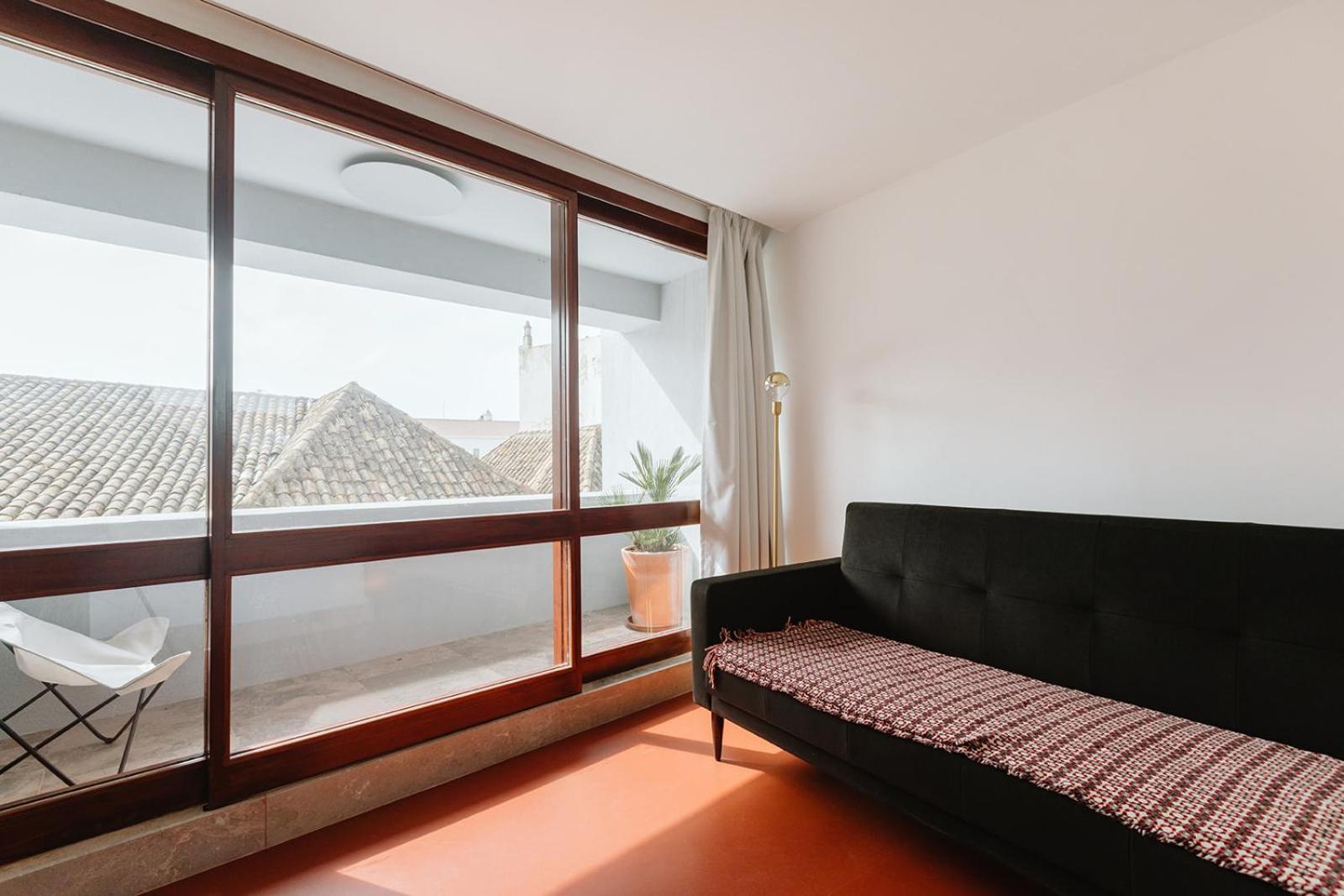 Apartment with Balcony - Photo 4