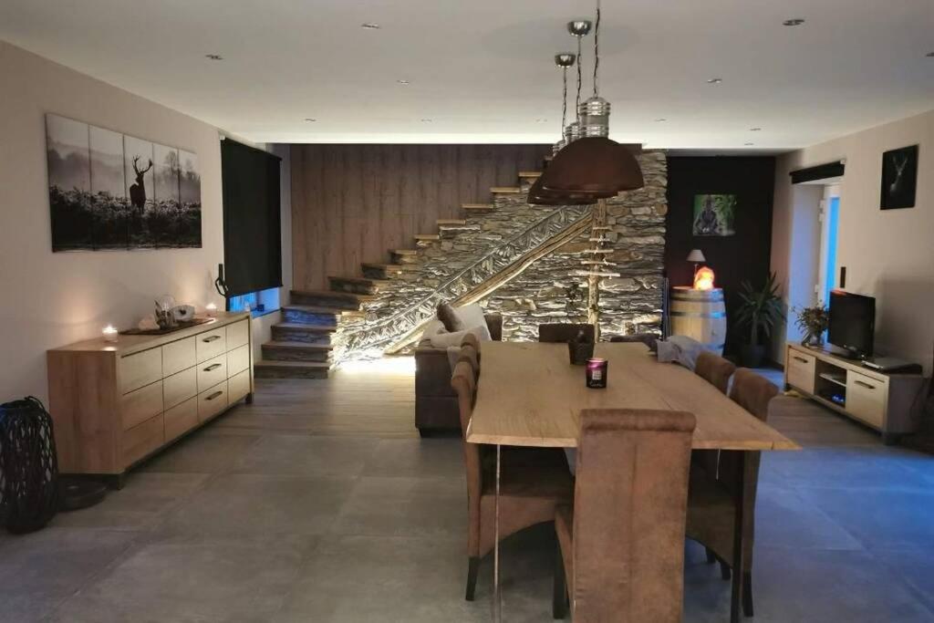 Five-Bedroom House photo 1