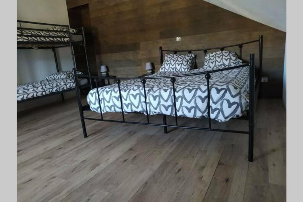 Five-Bedroom House photo 2