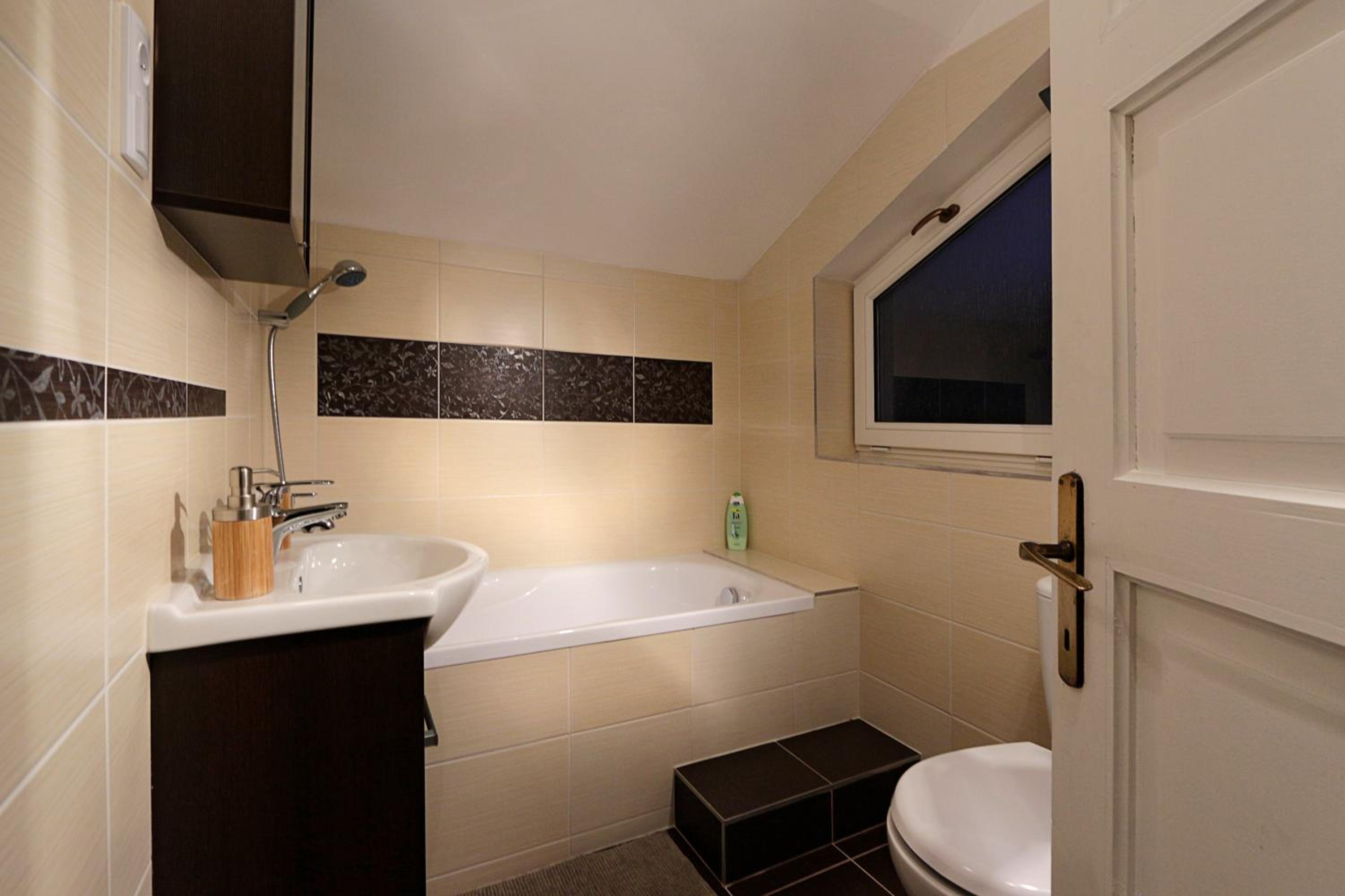 Deluxe Apartment with Balcony - Photo 8