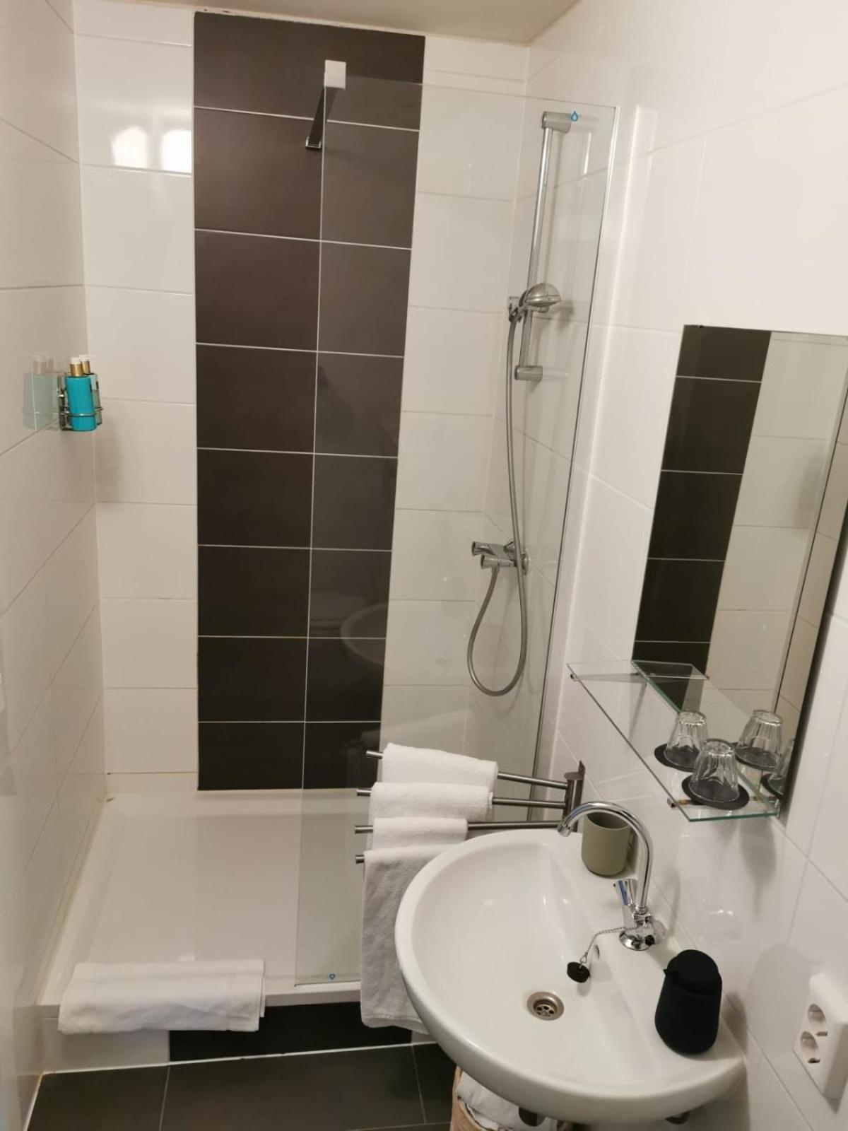 Large Double Room - Photo 3