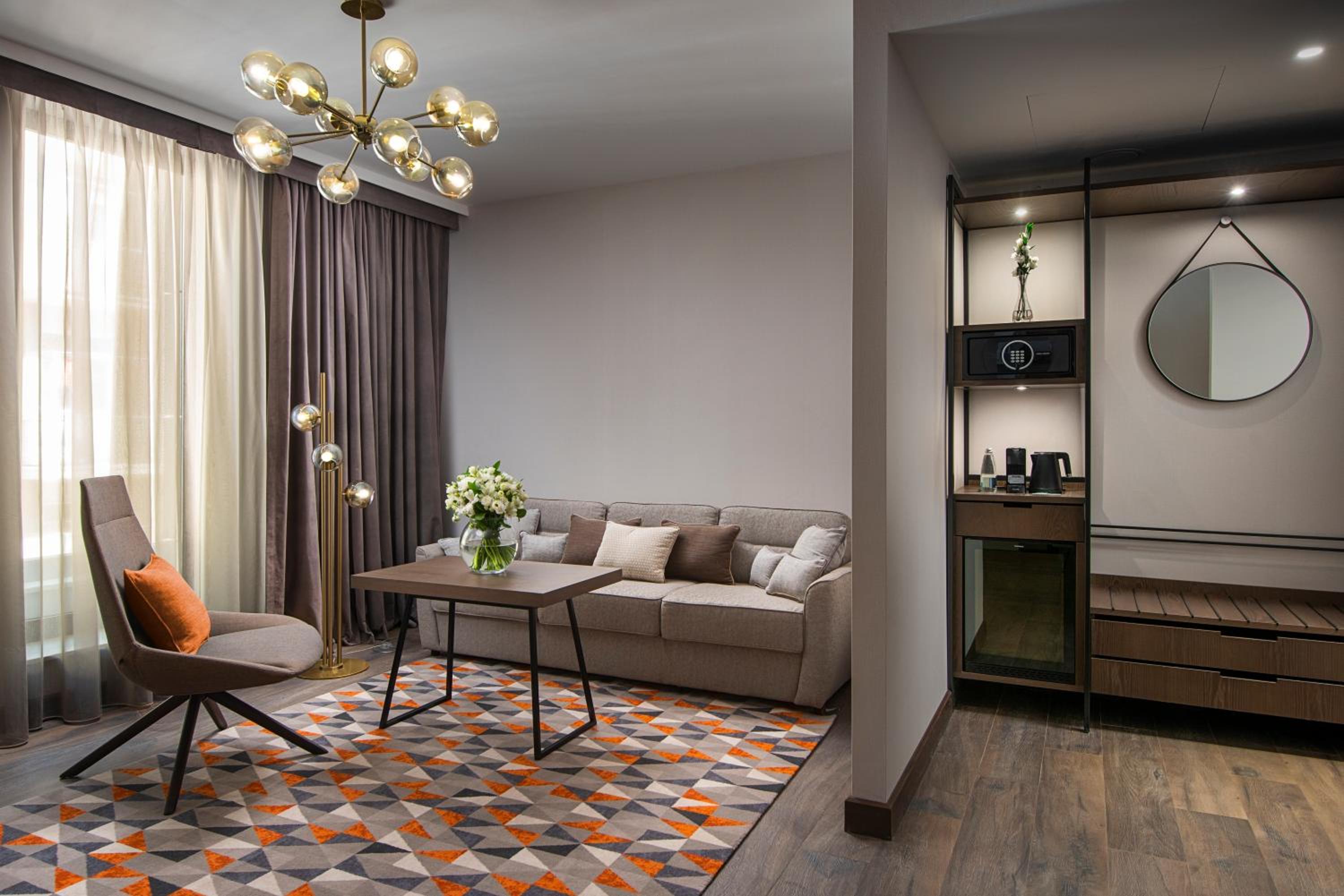 Suite - Photo 1