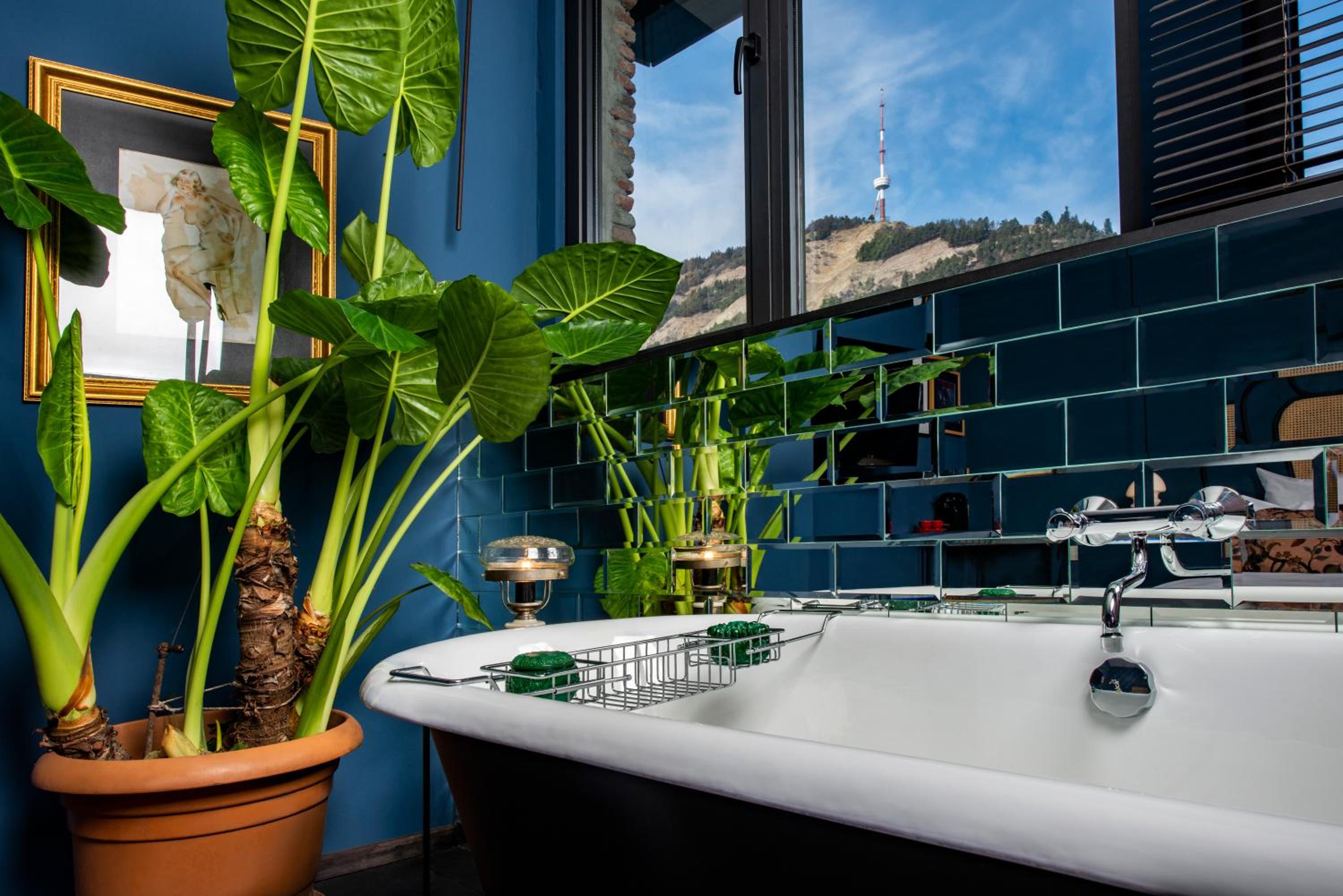 Suite with Hot Tub photo 2