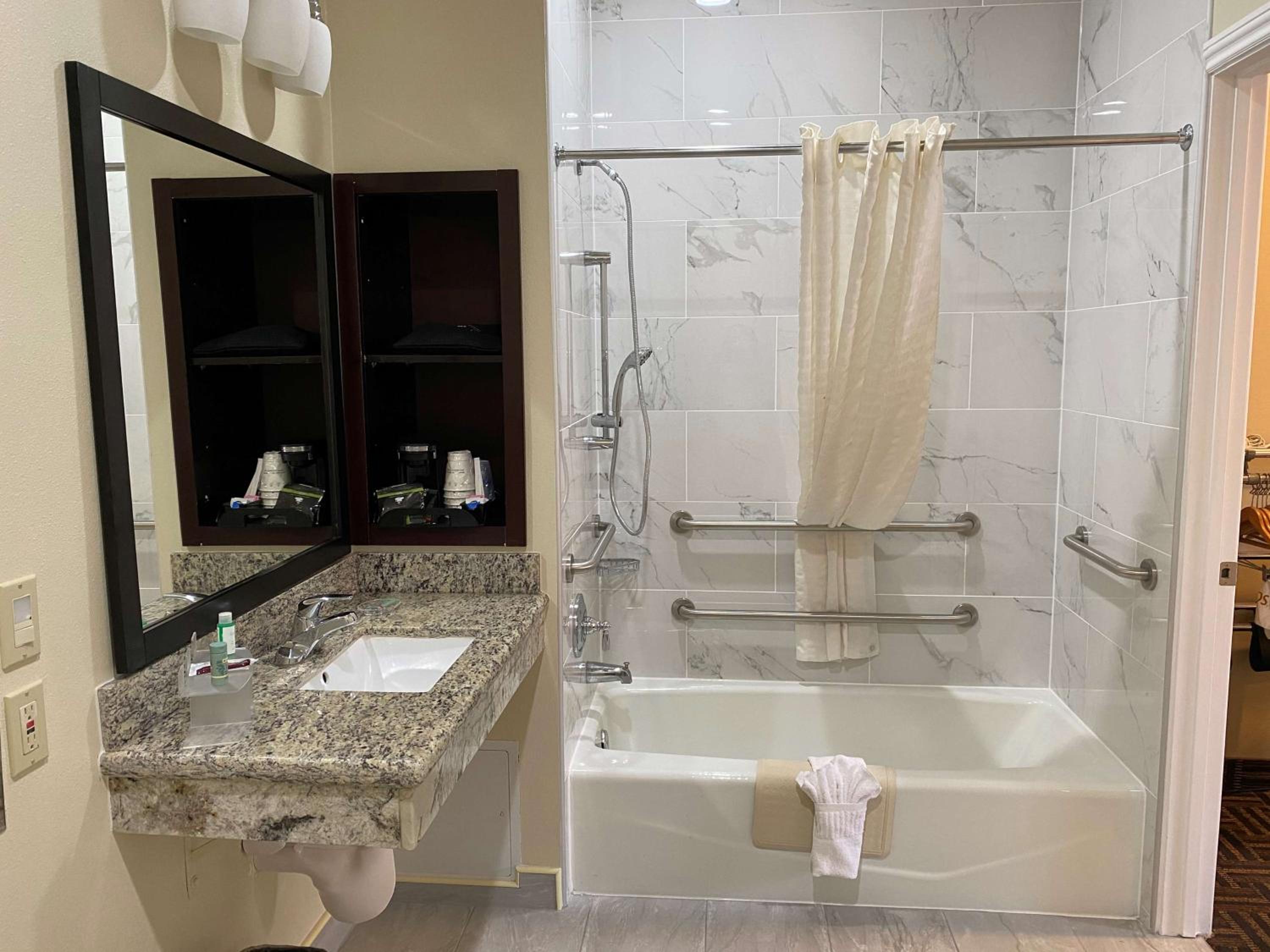 Queen Room - Mobility Accessible/Non-Smoking - Photo 4