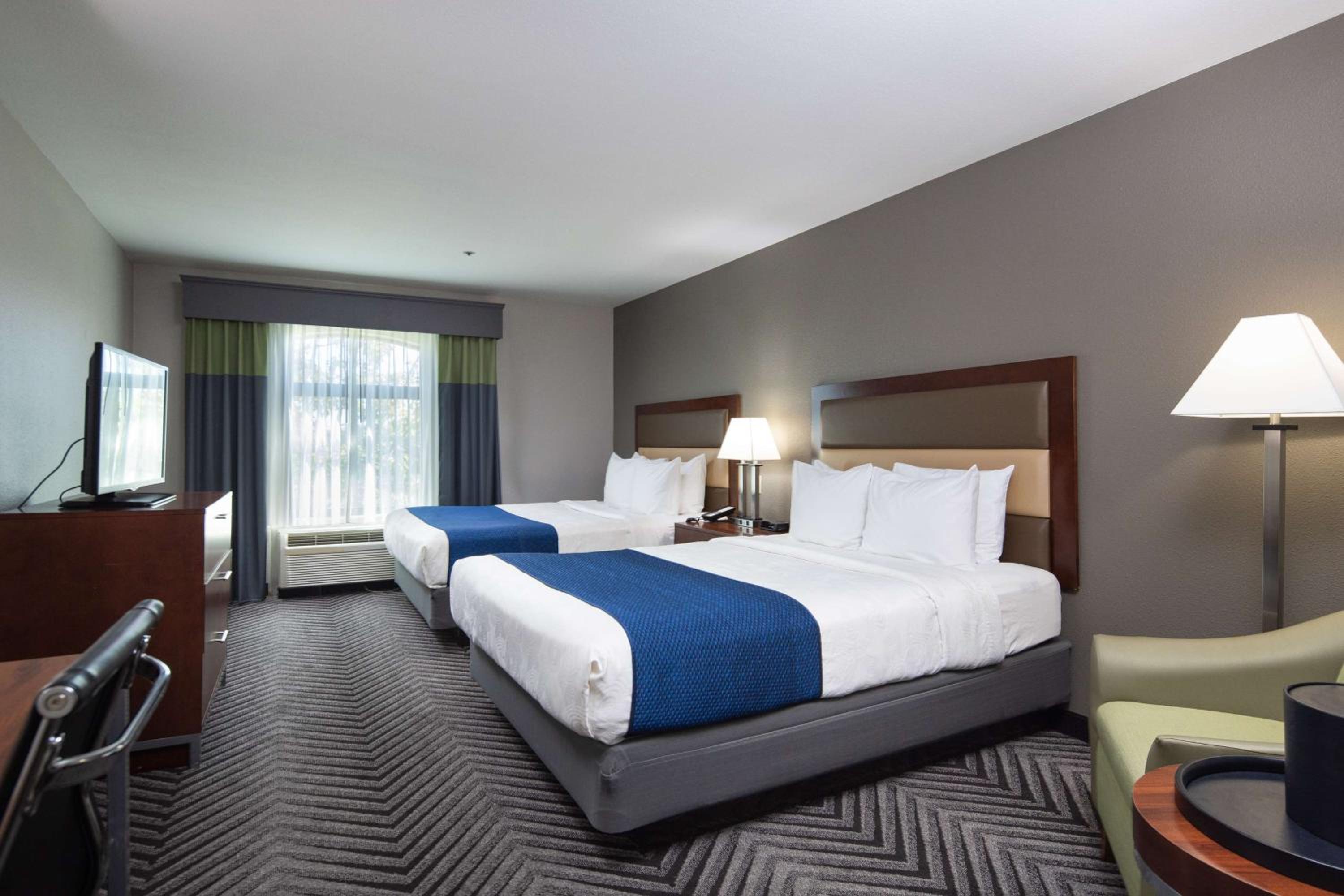 Queen Room with Two Queen Beds - Non-Smoking - Photo 2
