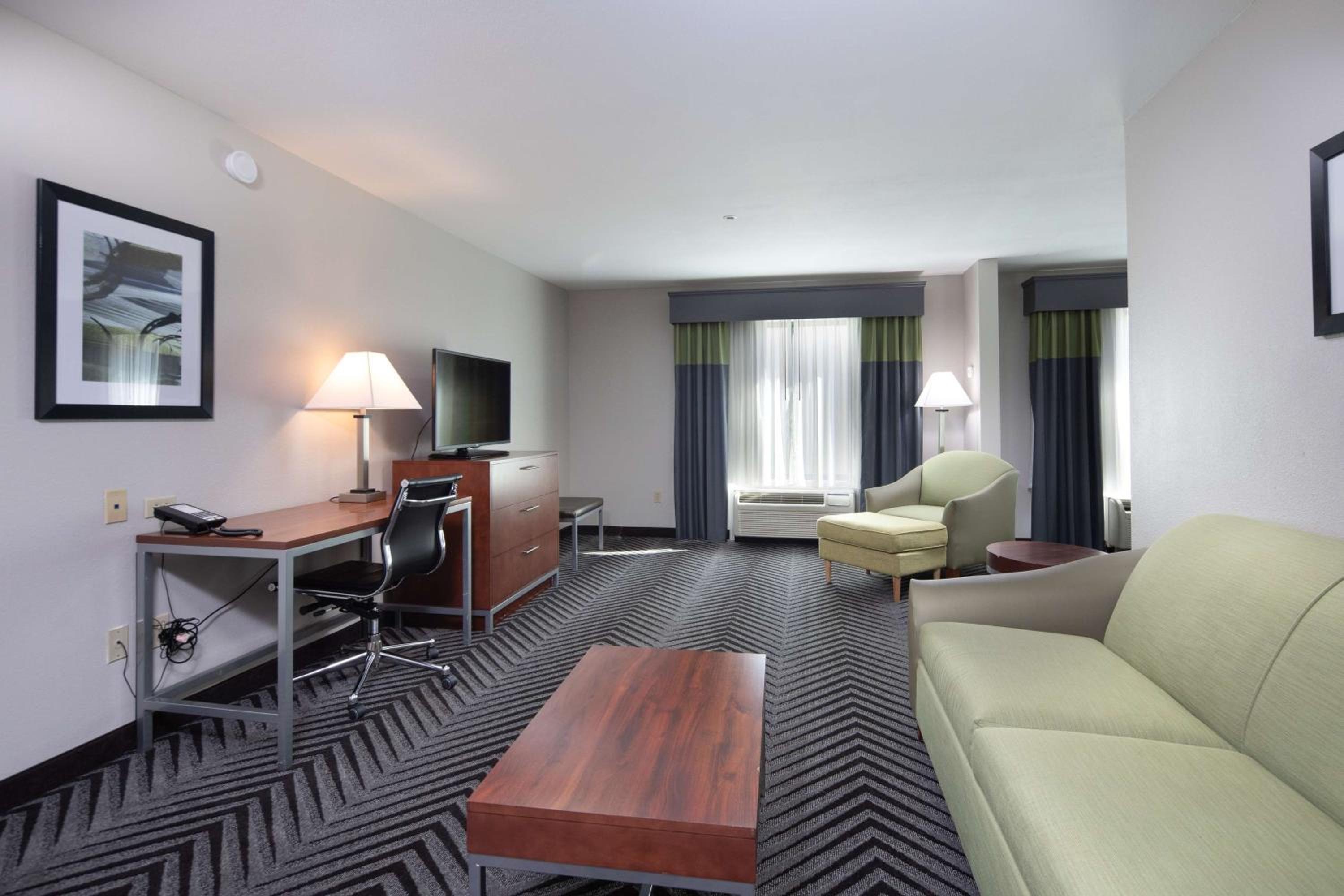 King Suite - Non-Smoking - Photo 3
