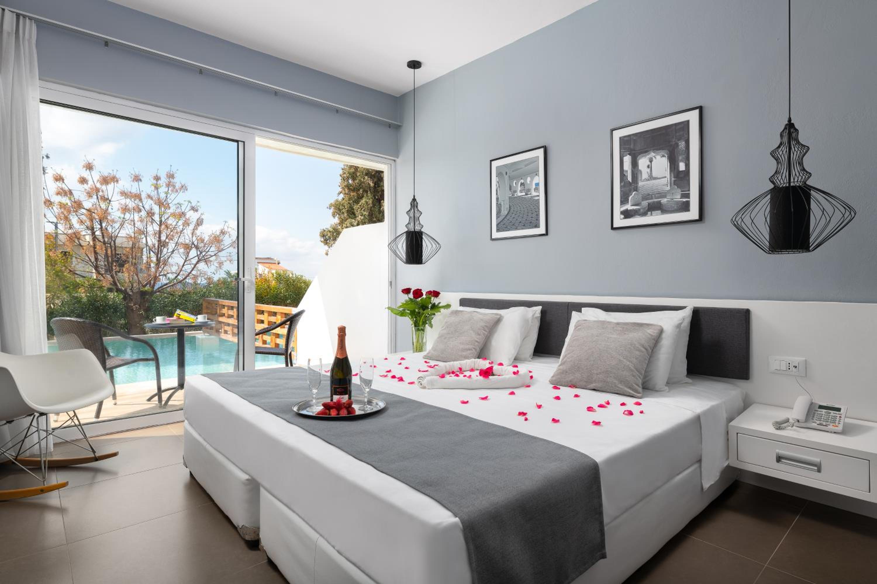 Honeymoon Suite with Private Pool photo 2