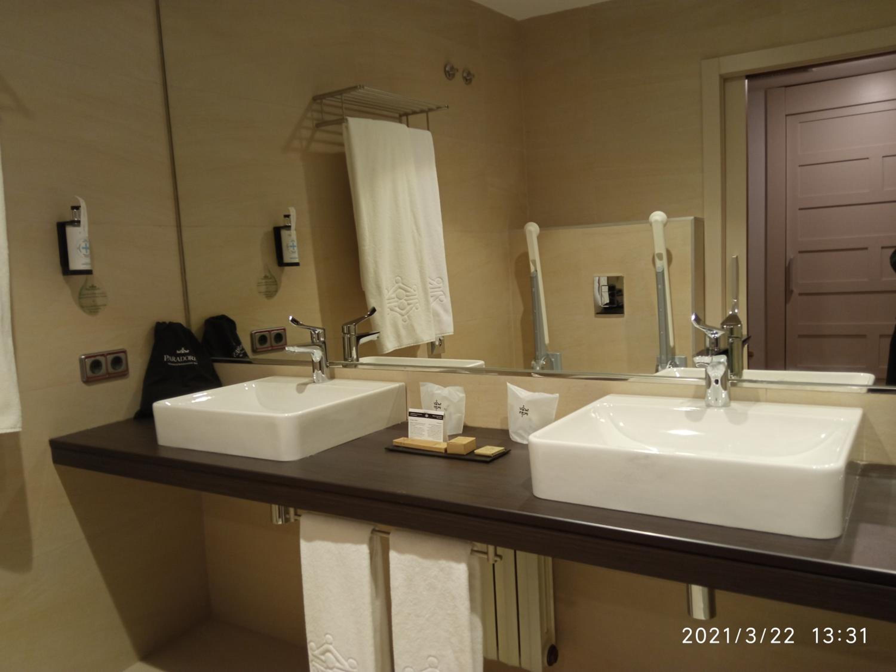 Standard Twin Room - Photo 6