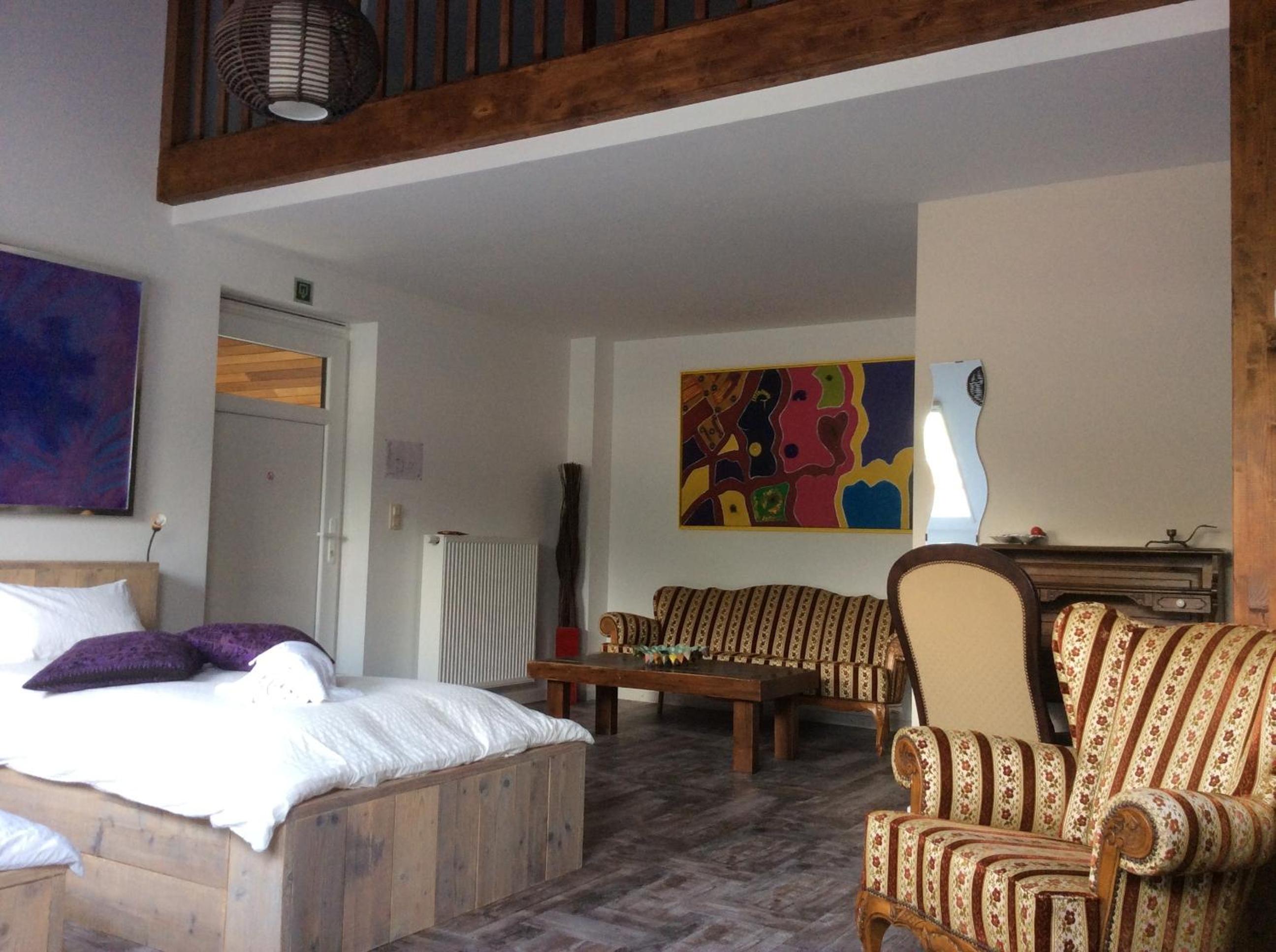 Deluxe Family Suite - Photo 4