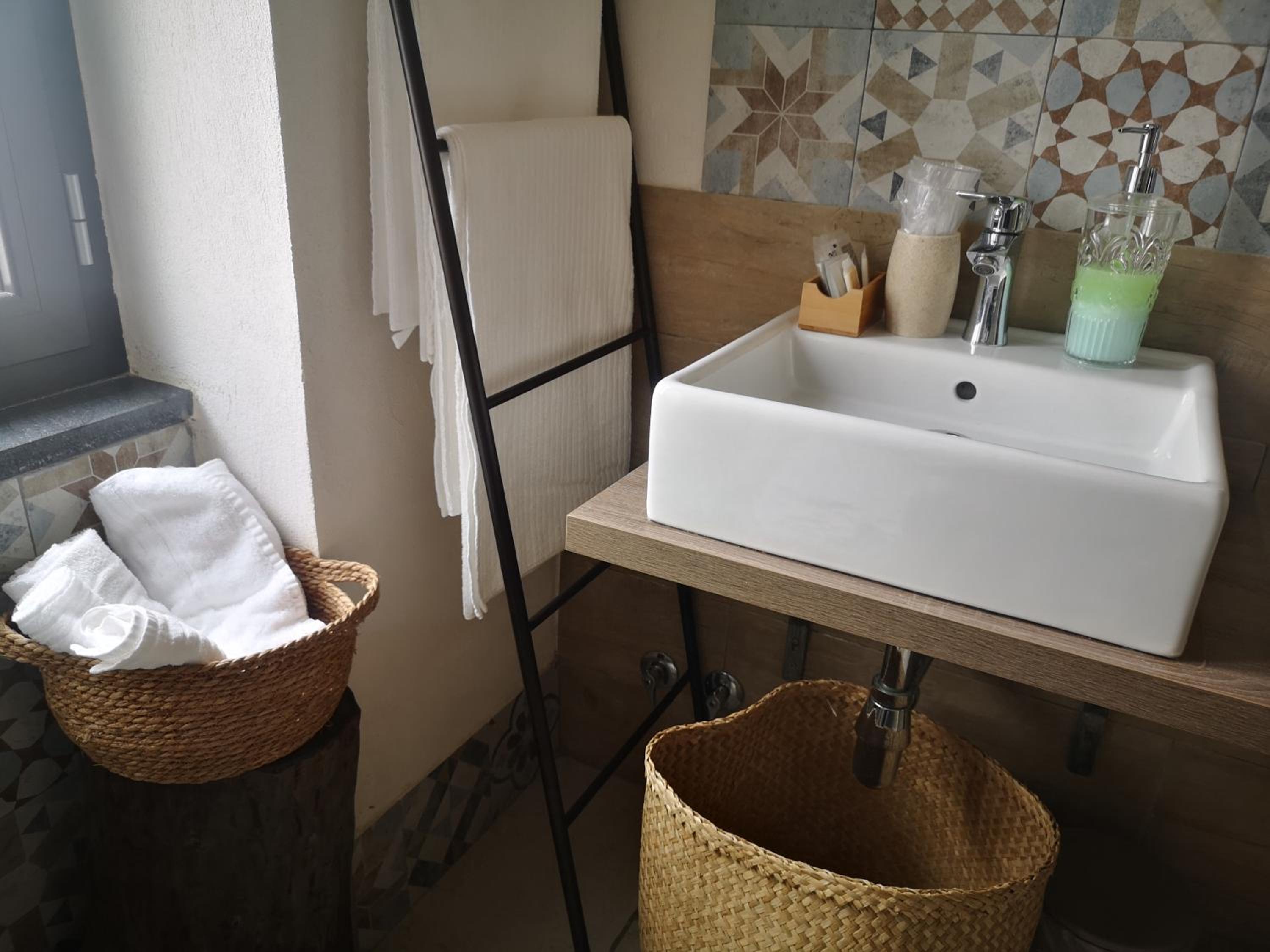 Deluxe Room - Photo 6