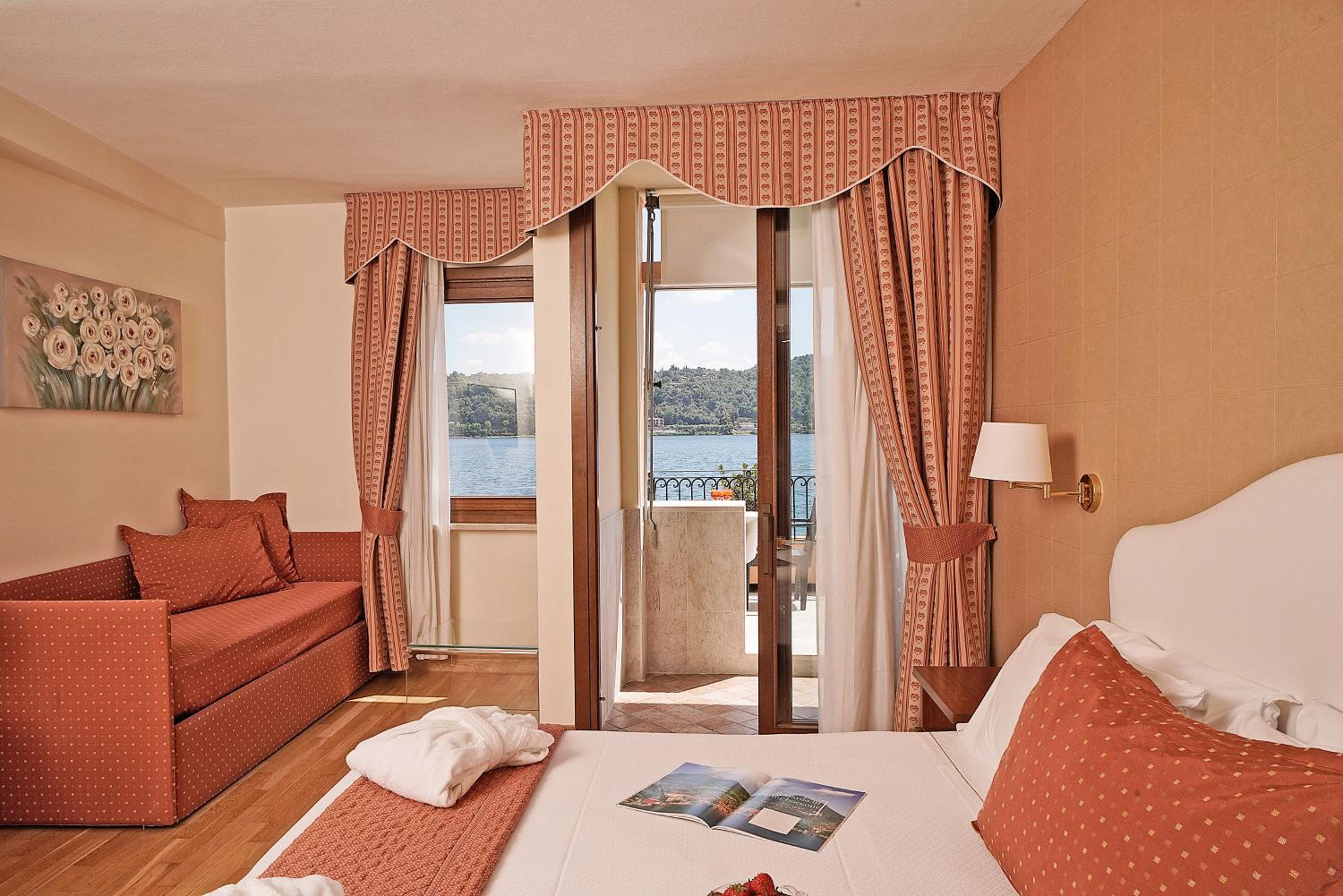 Deluxe Double Room with Lake View