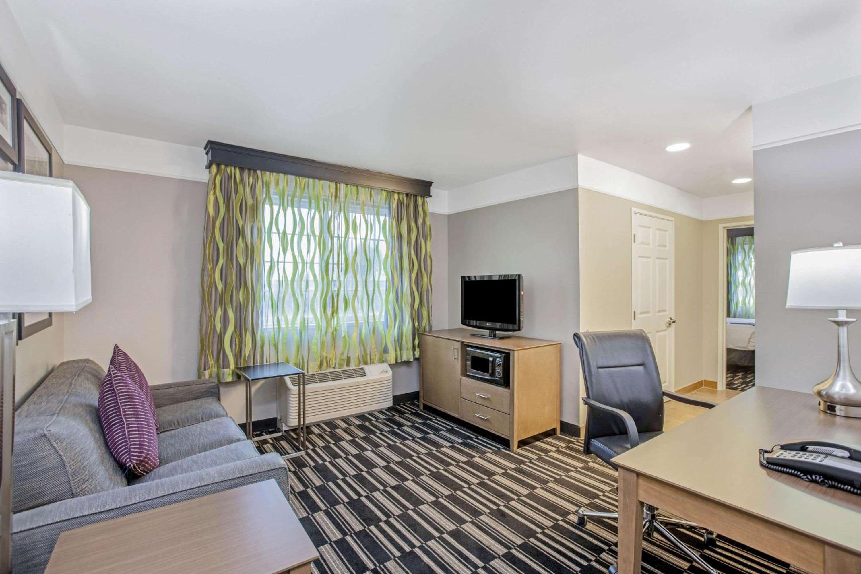 1 King Bed, One-Bedroom Mobility Accessible Suite, Non-Smoking