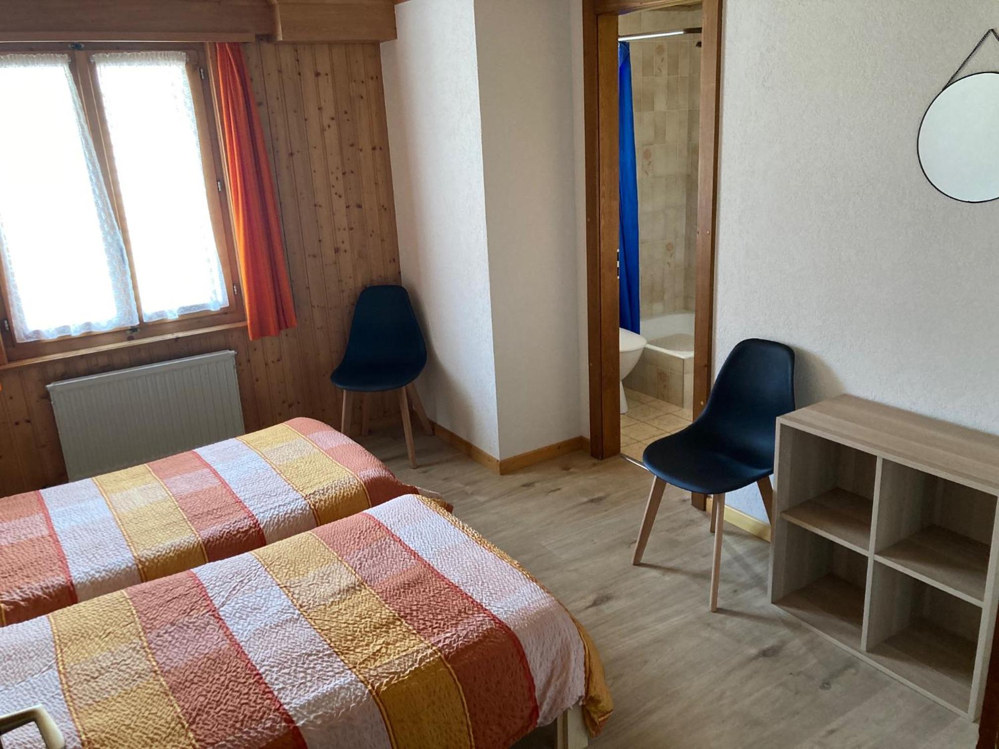 Double Room with Private Bathroom - Photo 10