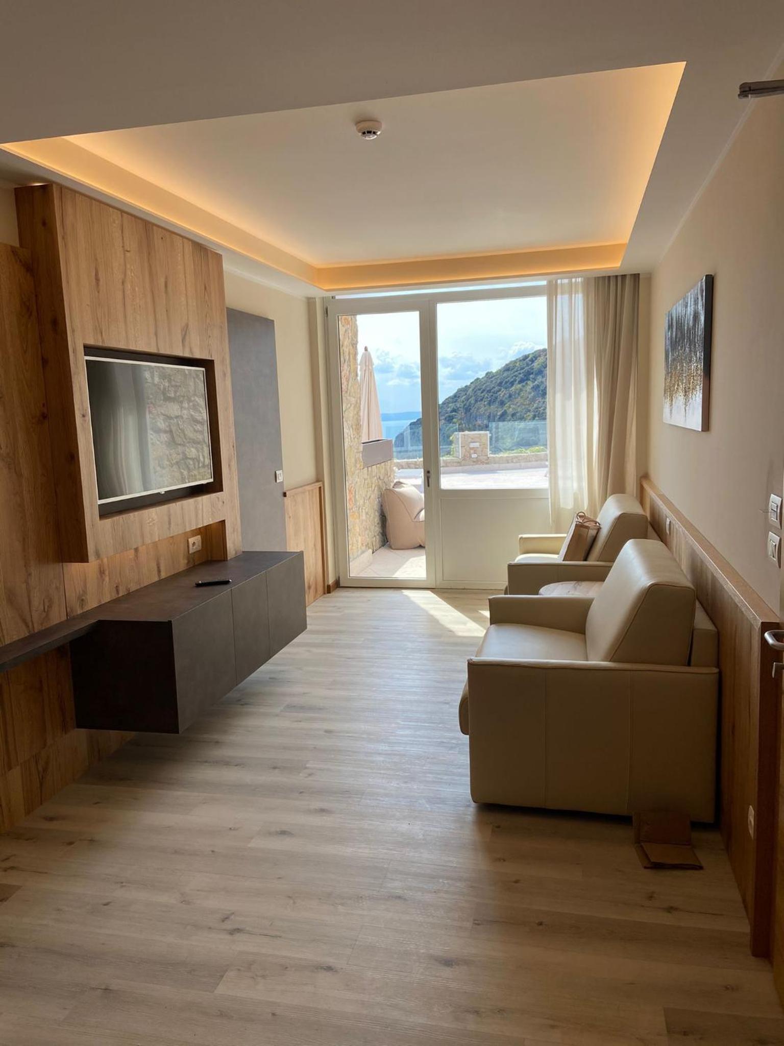Suite with Lake View - Photo 3