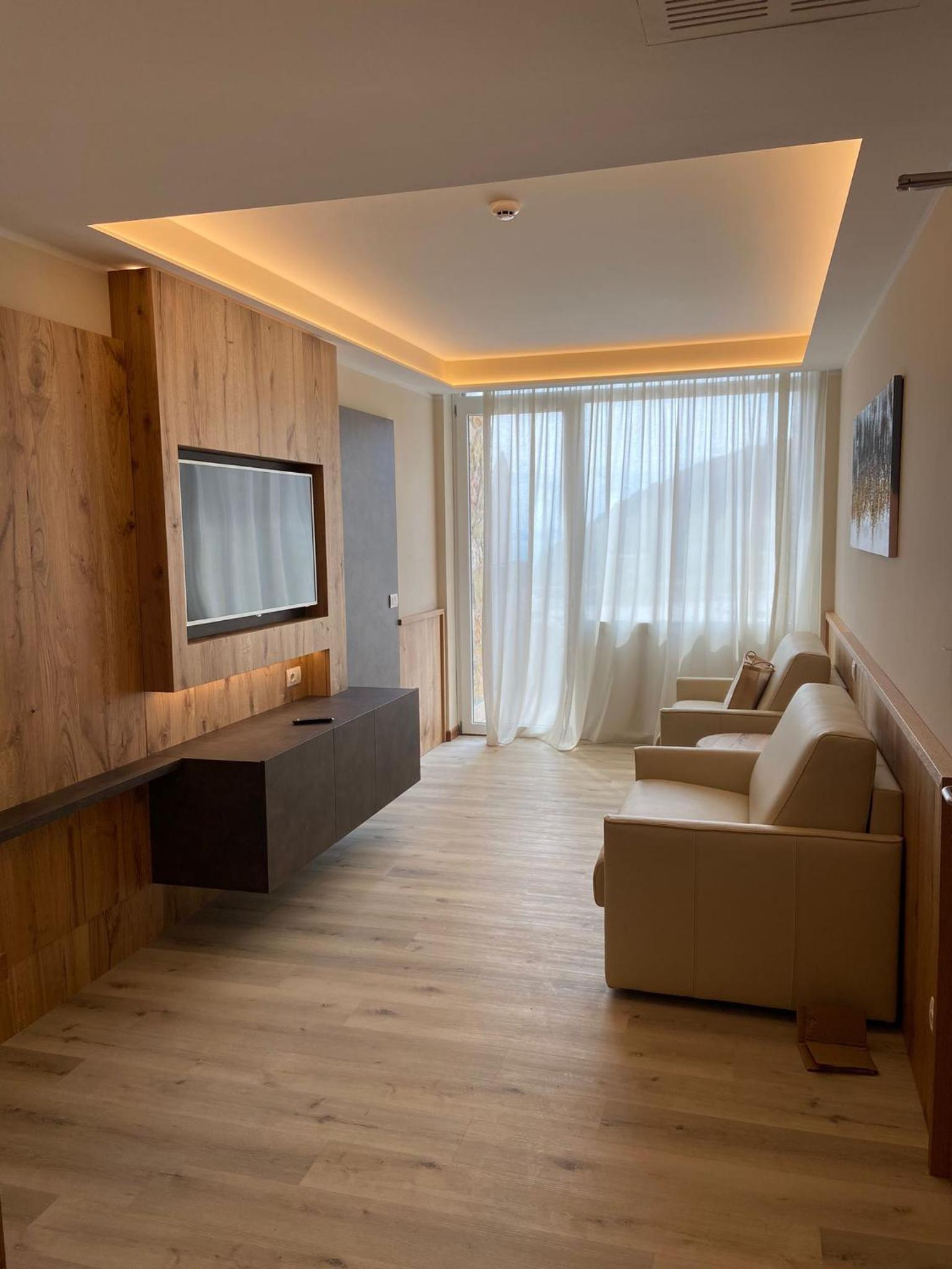 Suite with Lake View - Photo 9