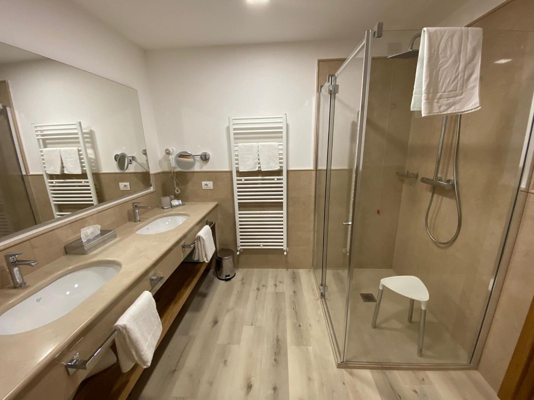 Suite with Lake View - Photo 17