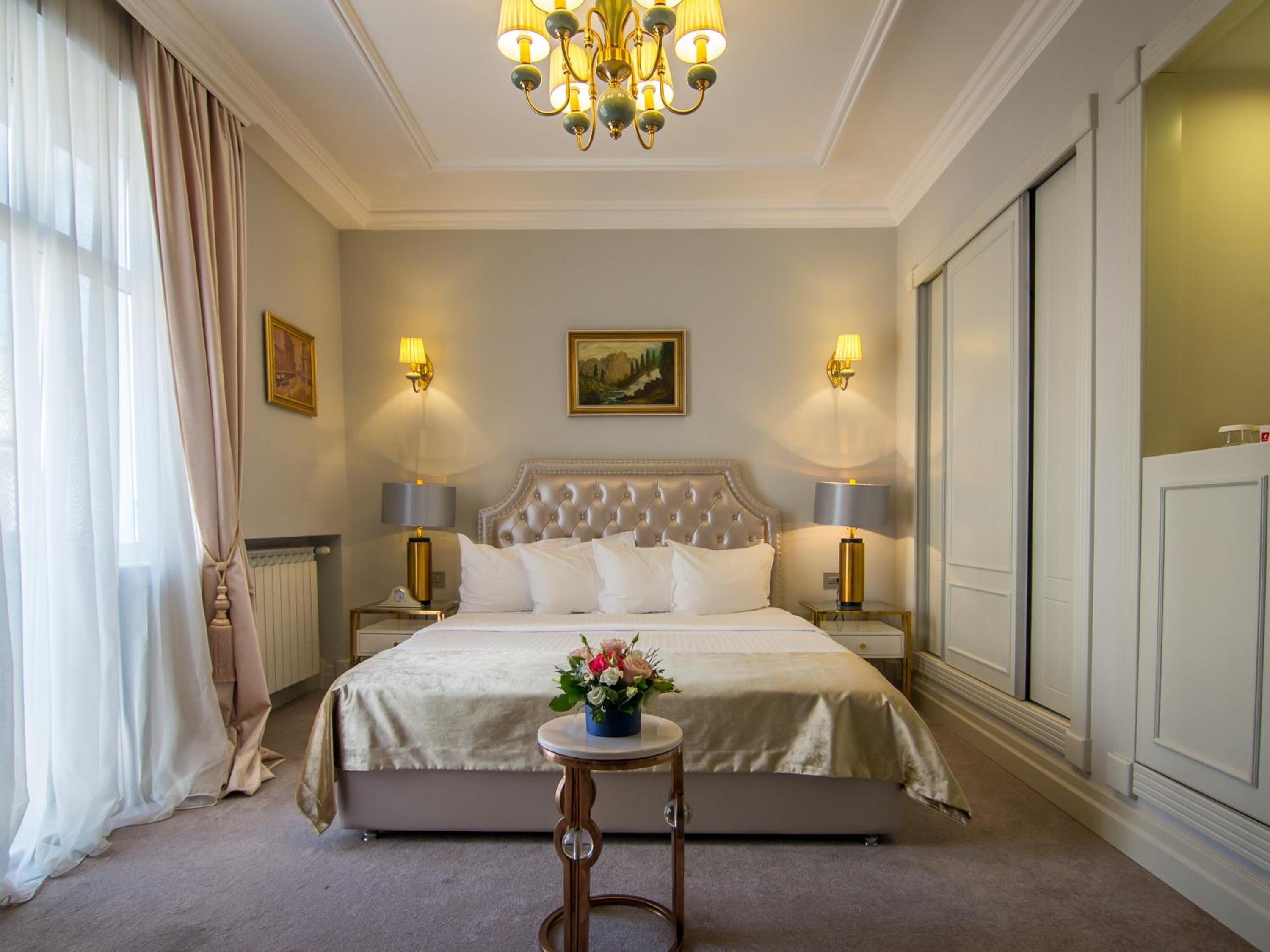 Deluxe King Room - Photo 7