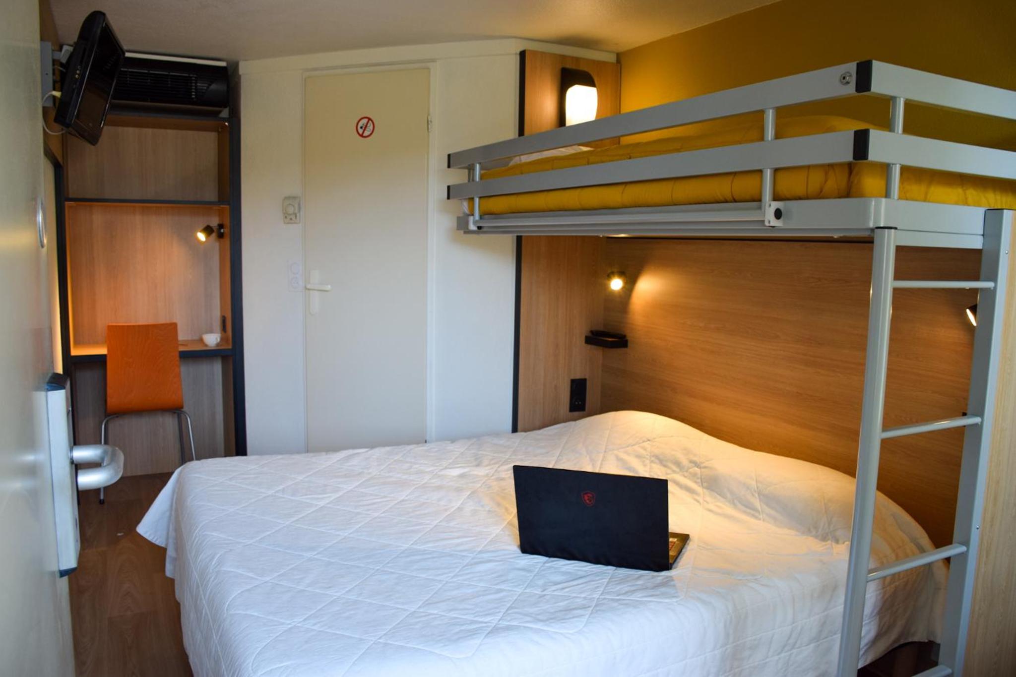 Triple Room (1 Double Bed + 1 Single Bed) - Photo 6