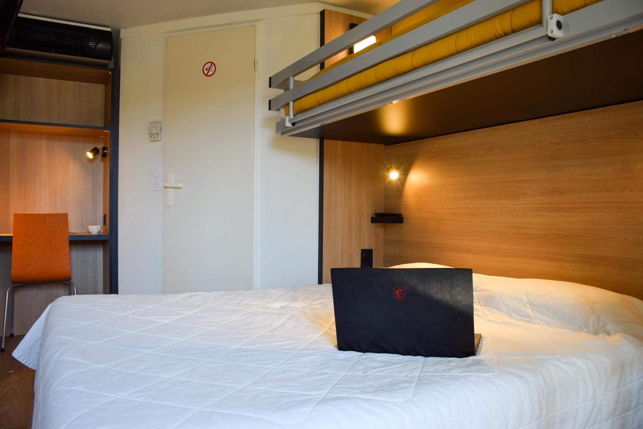 Triple Room (1 Double Bed + 1 Single Bed) - Photo 7
