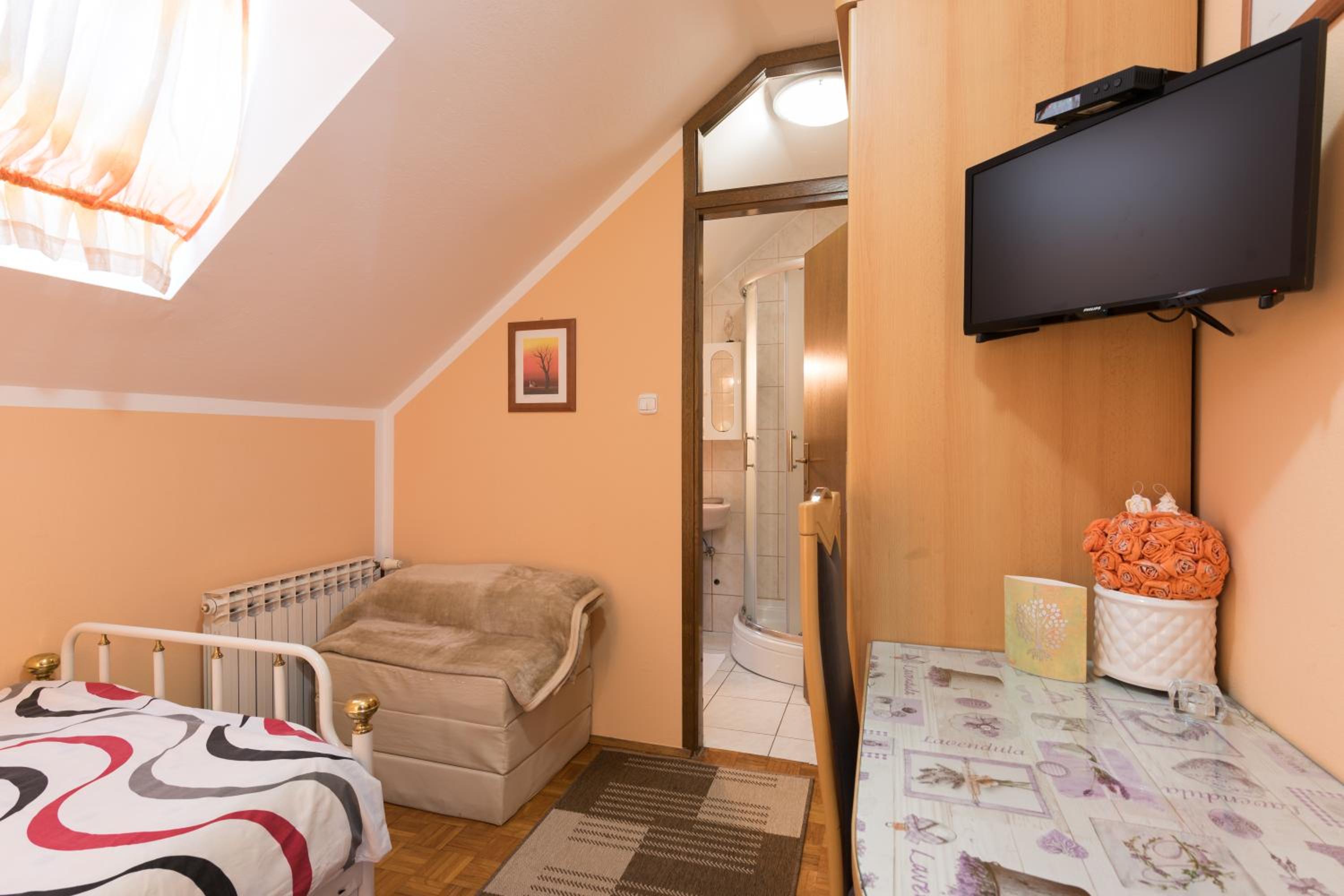 Single Room with Bathroom photo 2