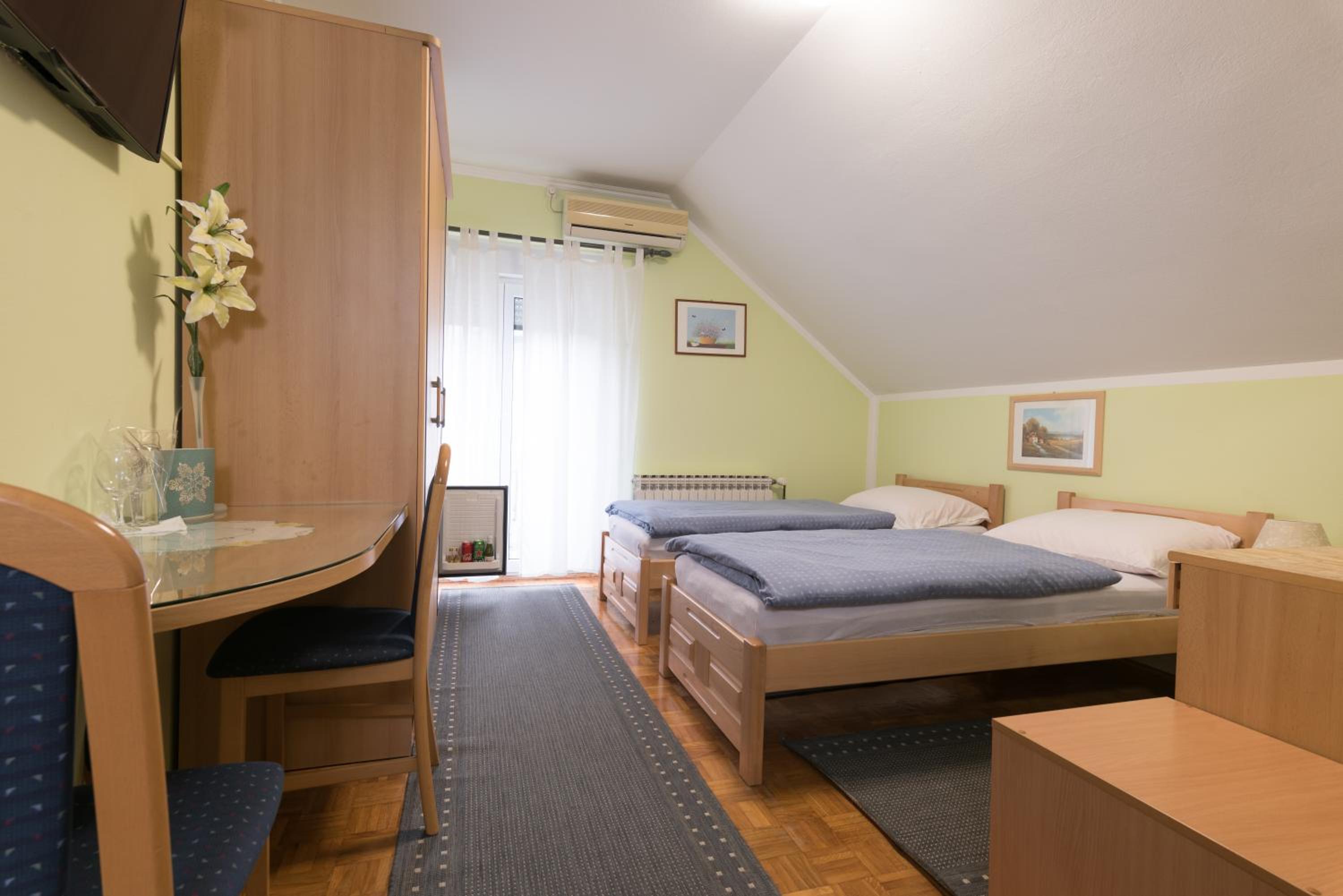 Twin Room with Bathroom photo 1