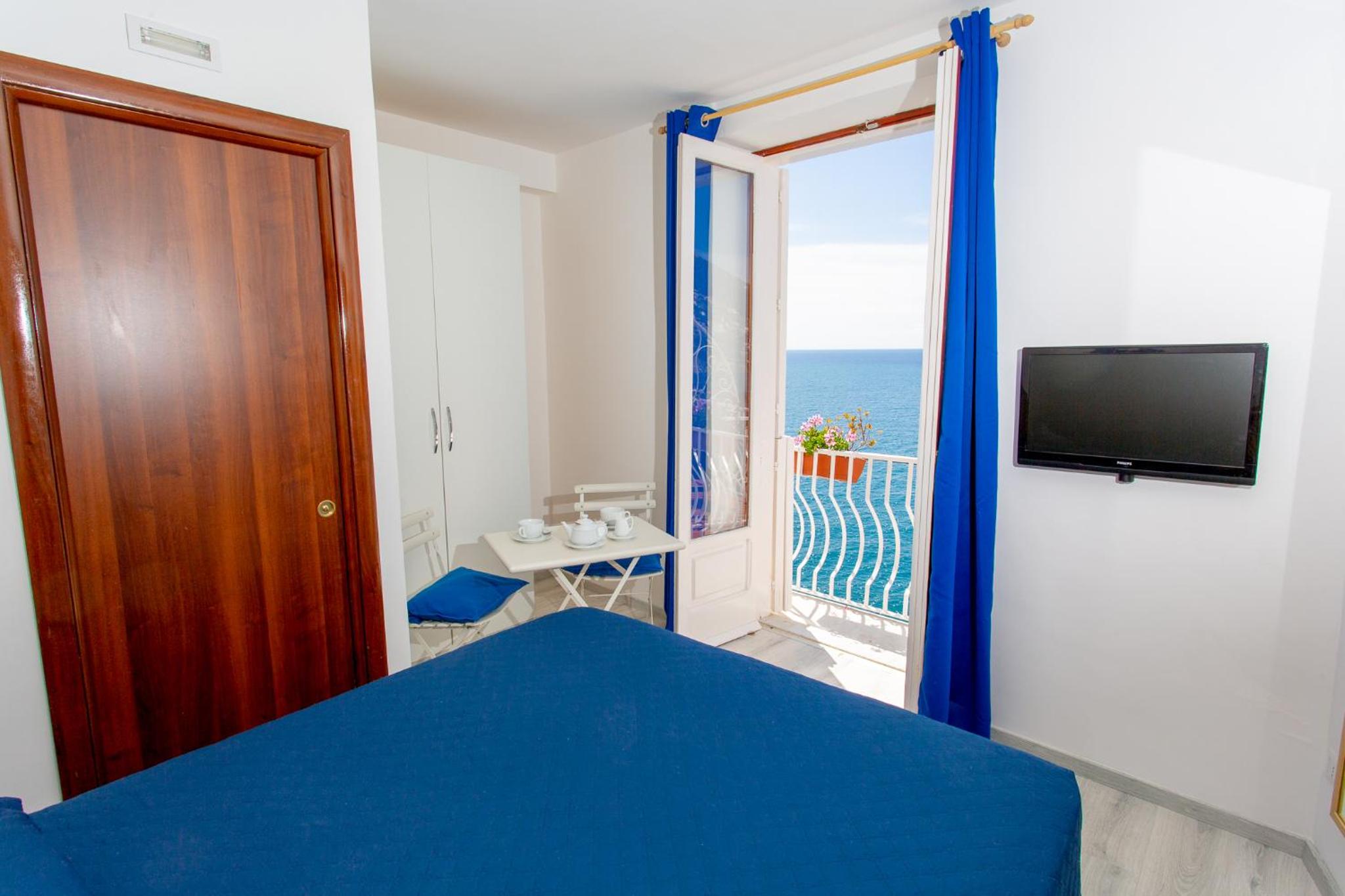 Double Room with Balcony and Sea View photo 3