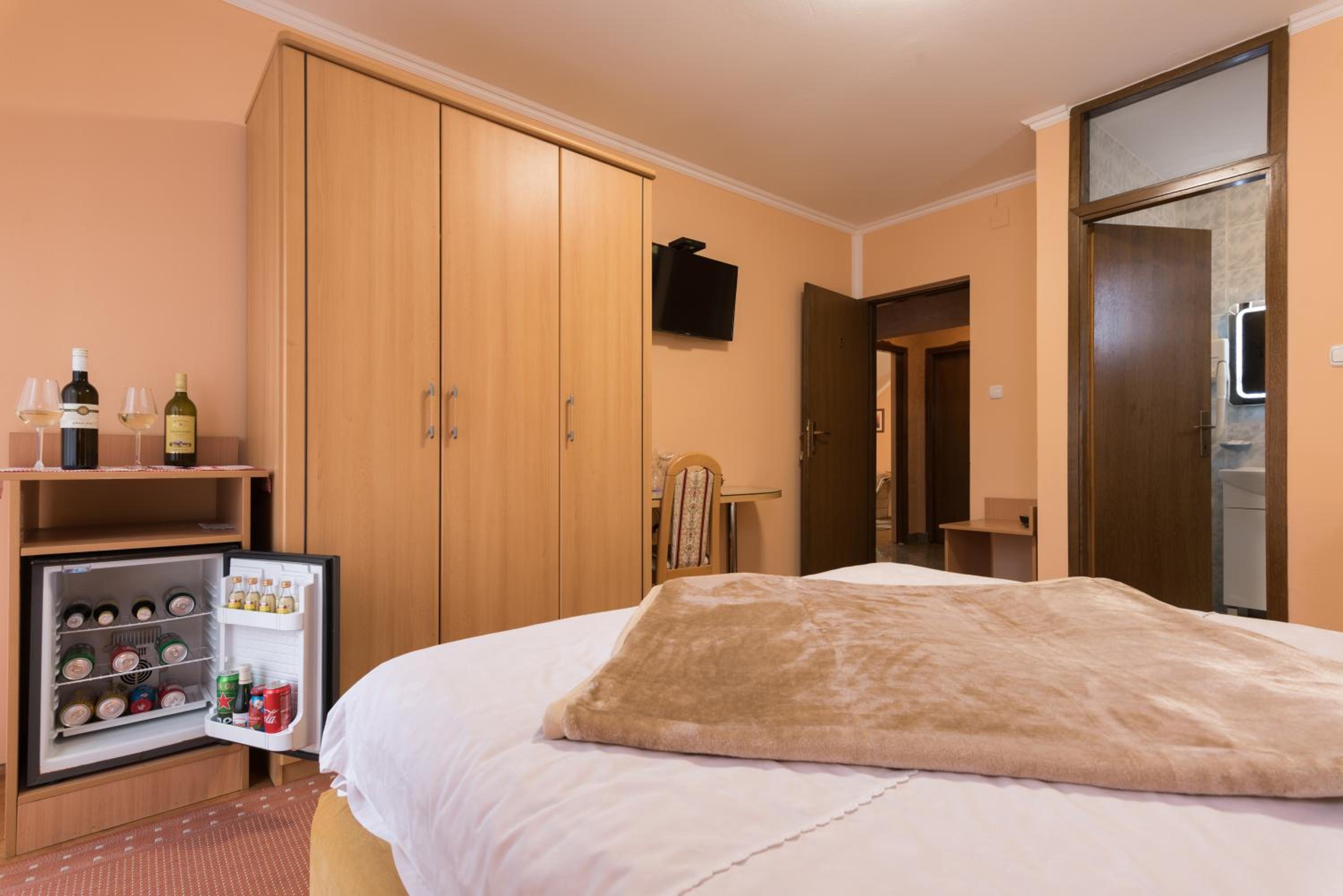 Double Room with Private Bathroom photo 2