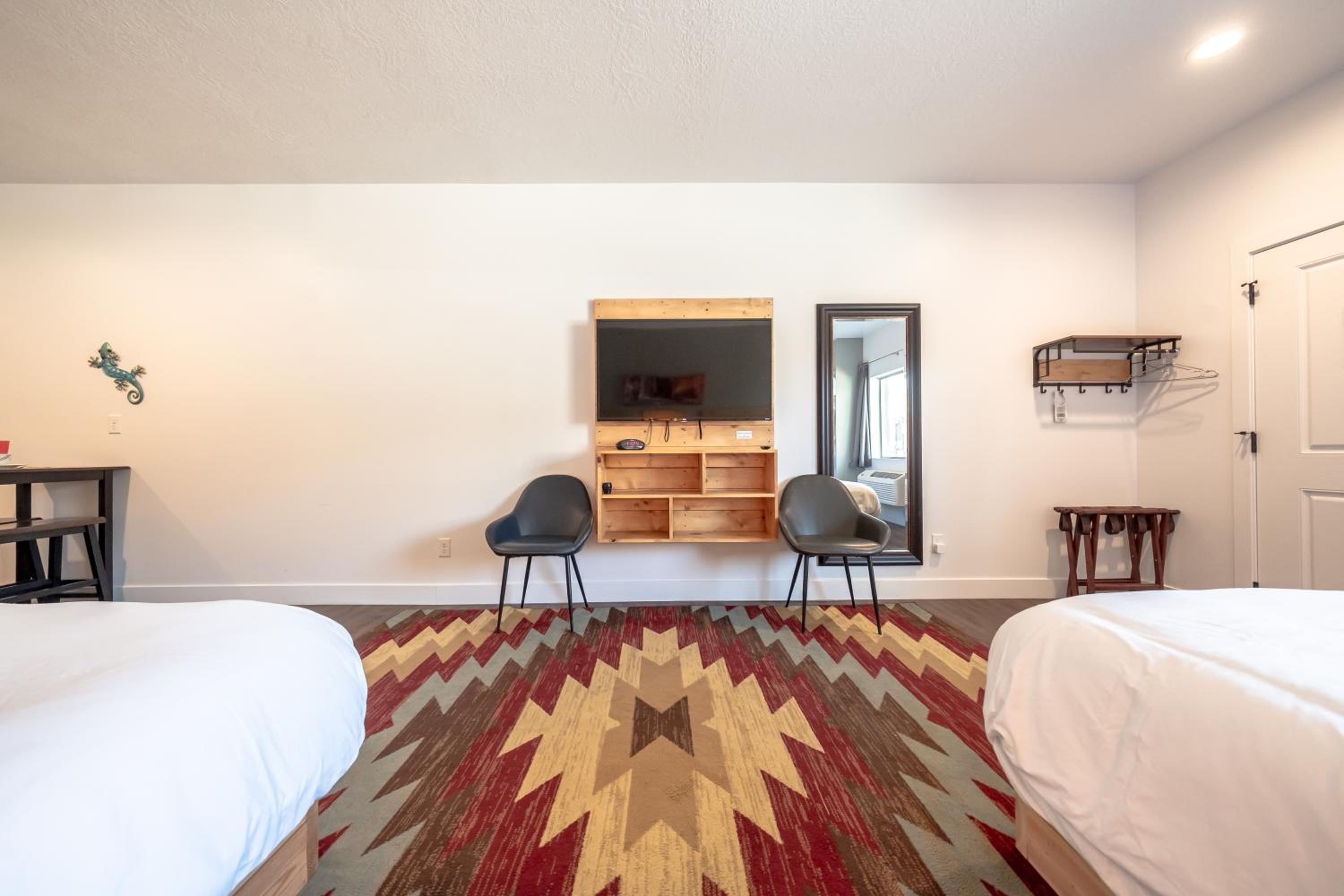 Deluxe Queen Suite - Photo 3