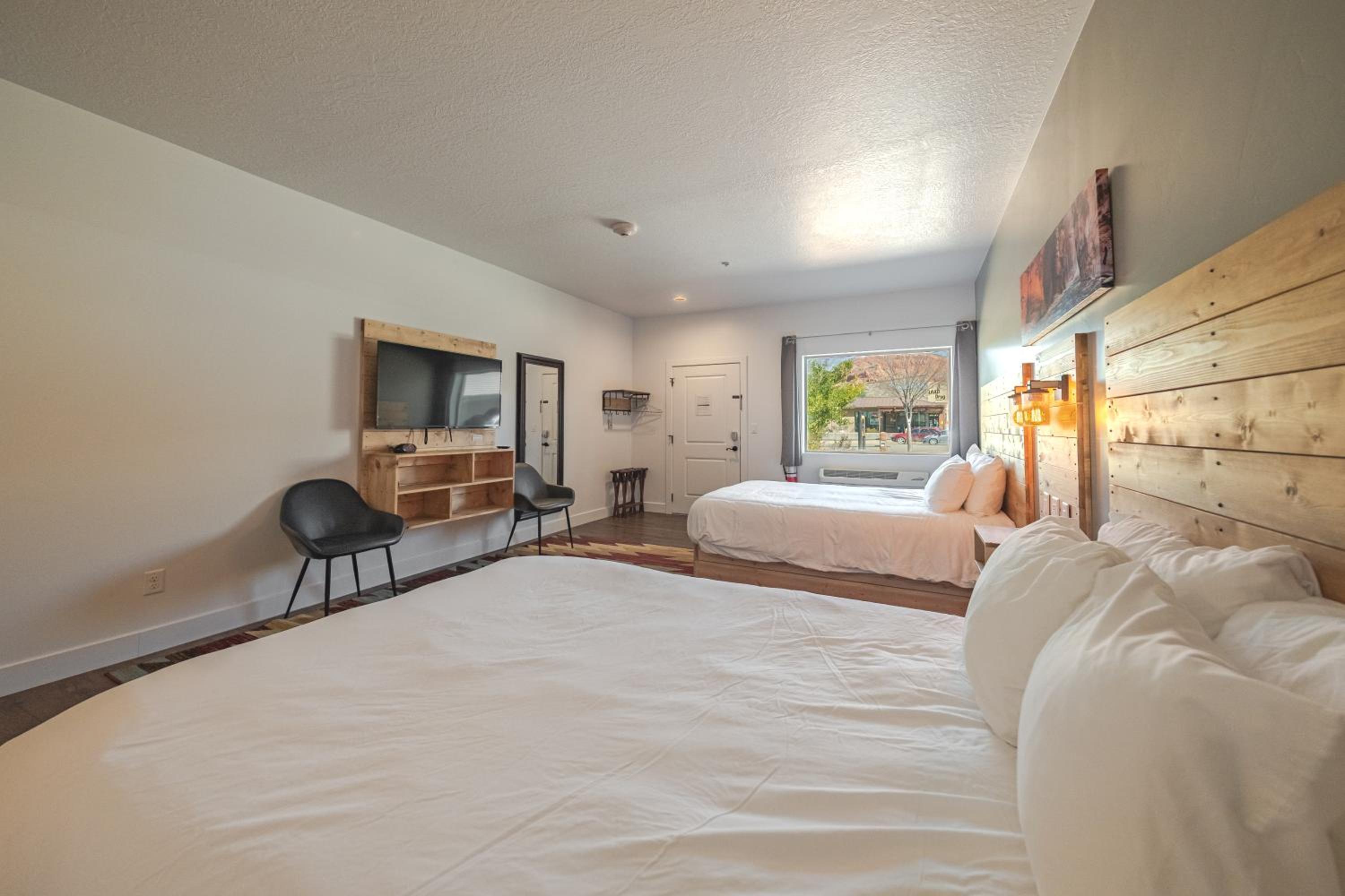 Deluxe Queen Suite - Photo 4